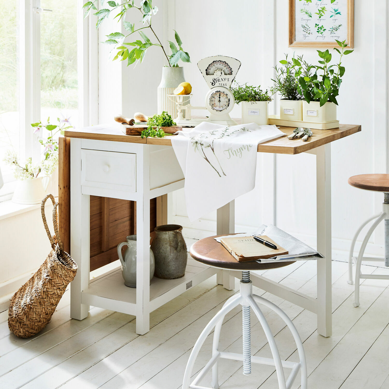 Tafel Dale, Mooie antiek-finish, Massief dennenhout, De tafelbladen opzij kunnen worden uitgeklapt in antiekwit/bruin