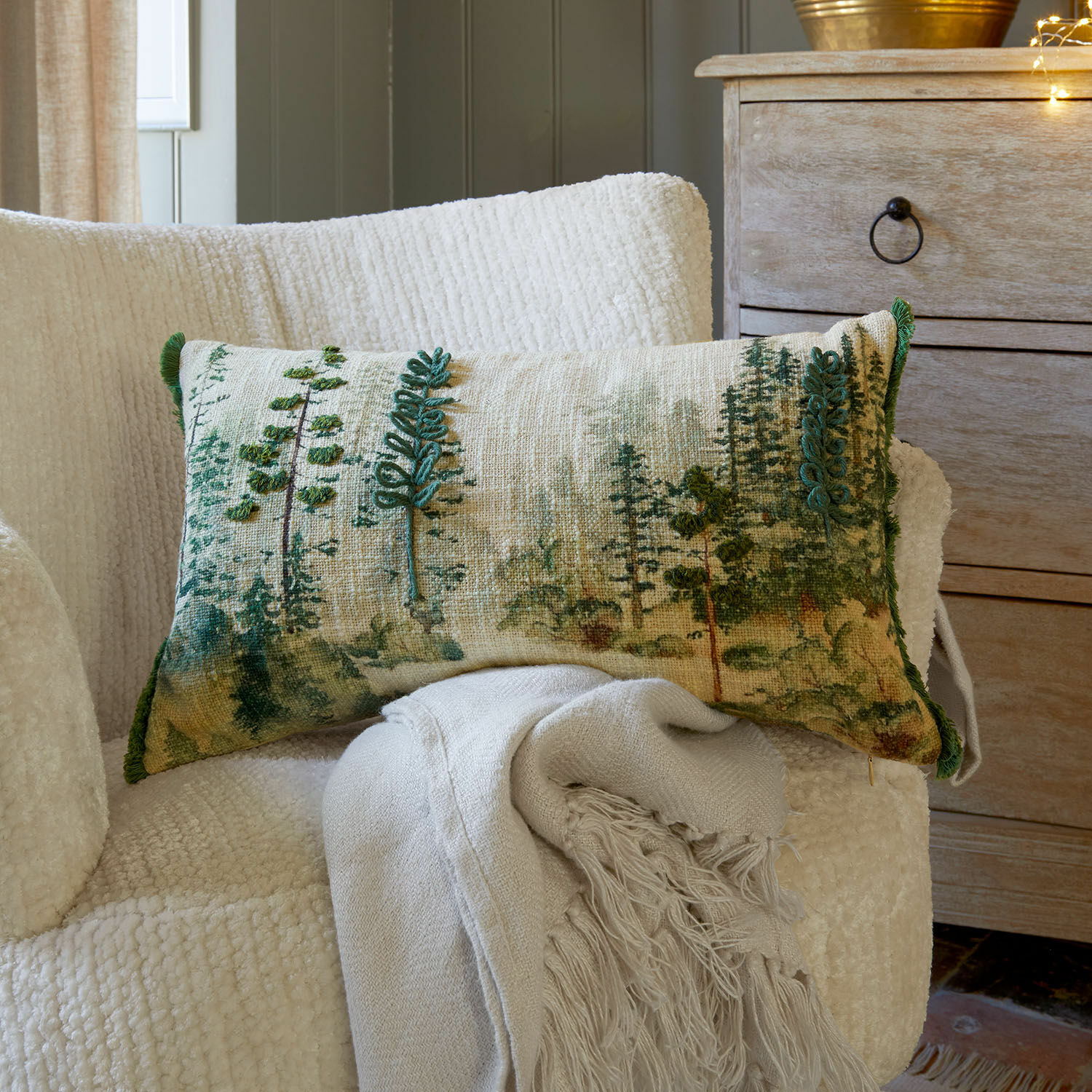 Kussenhoes Kilvora, Geborduurd, Gedrukt winters motief, Franjes opzij in crème/groen
