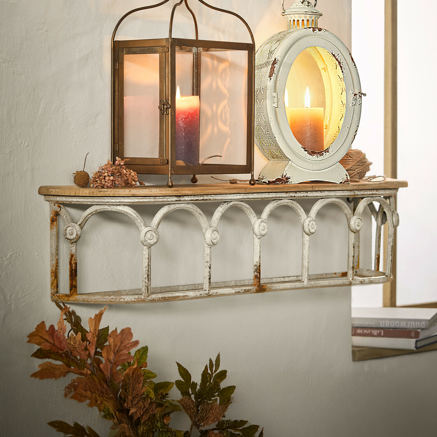 Étagère murale Espèche, Véritable travail artisanal, Sapin à la finition vieillie, Bâti en métal joliment travaillé en blanc vieilli/marron