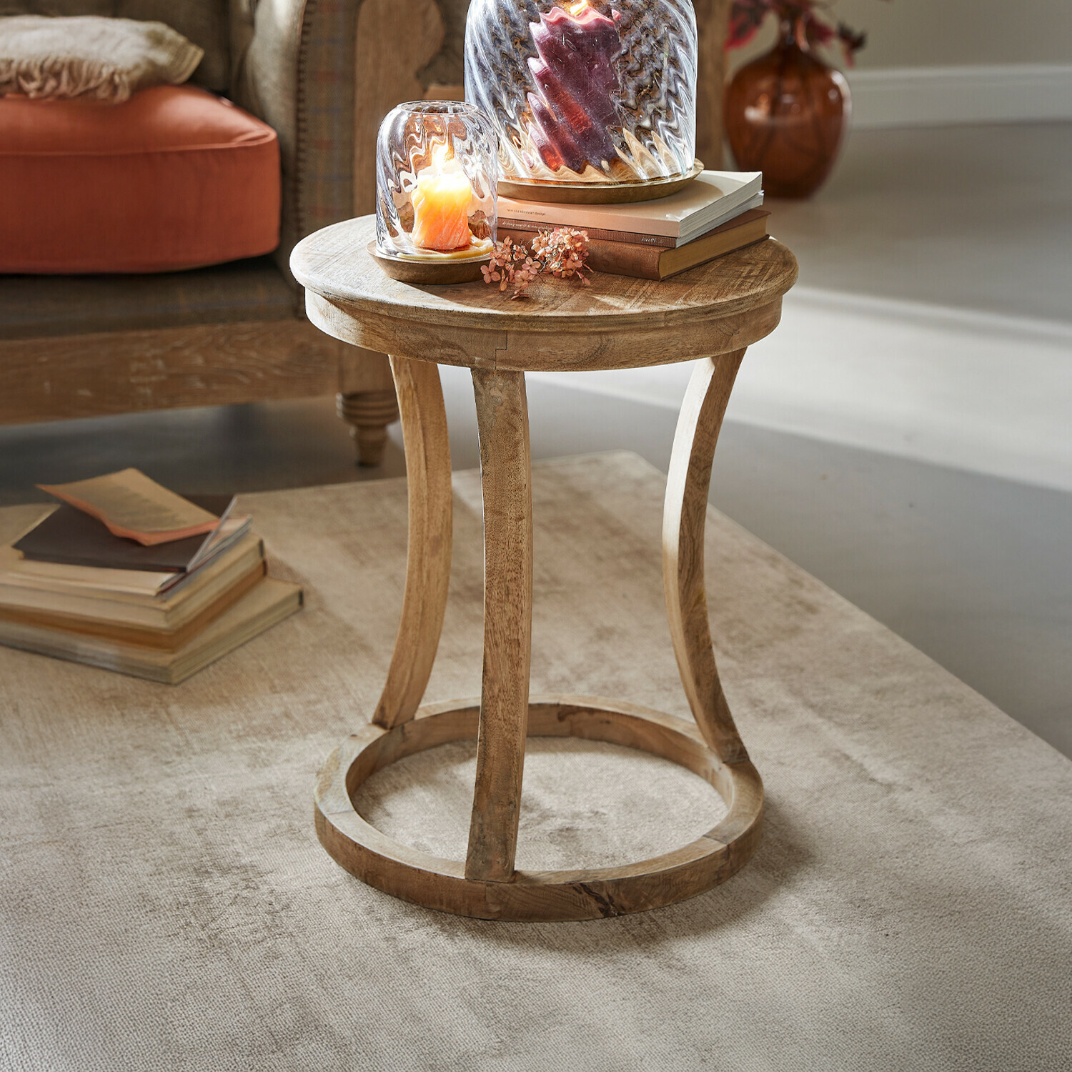 Table d'appoint East Harwich, Bois de manguier massif, Forme actuelle, Veinge naturel du bois en marron