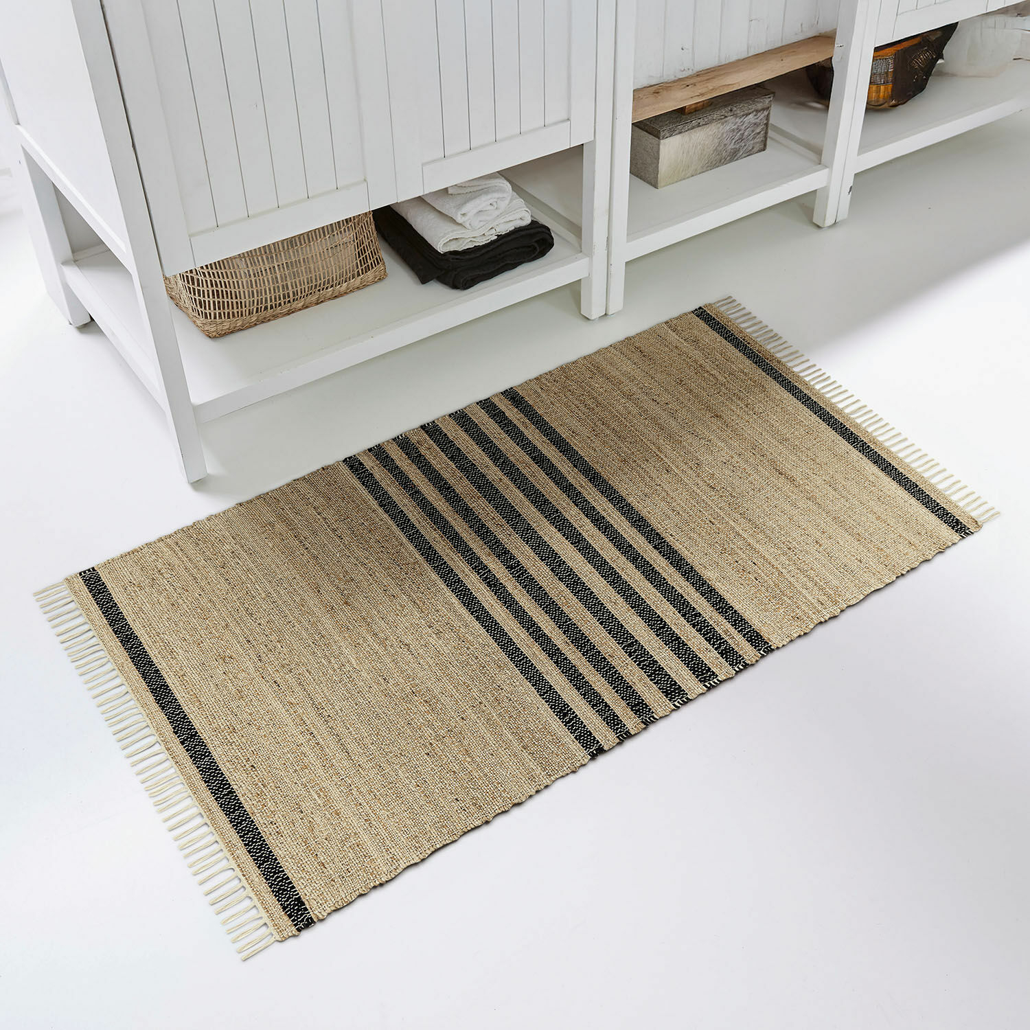 Loper Orgeval, Van met de hand geweven jute, Een robuust, natuurlijk materiaal, Elk vloerkleed is een uniek exemplaar in beige/zwart