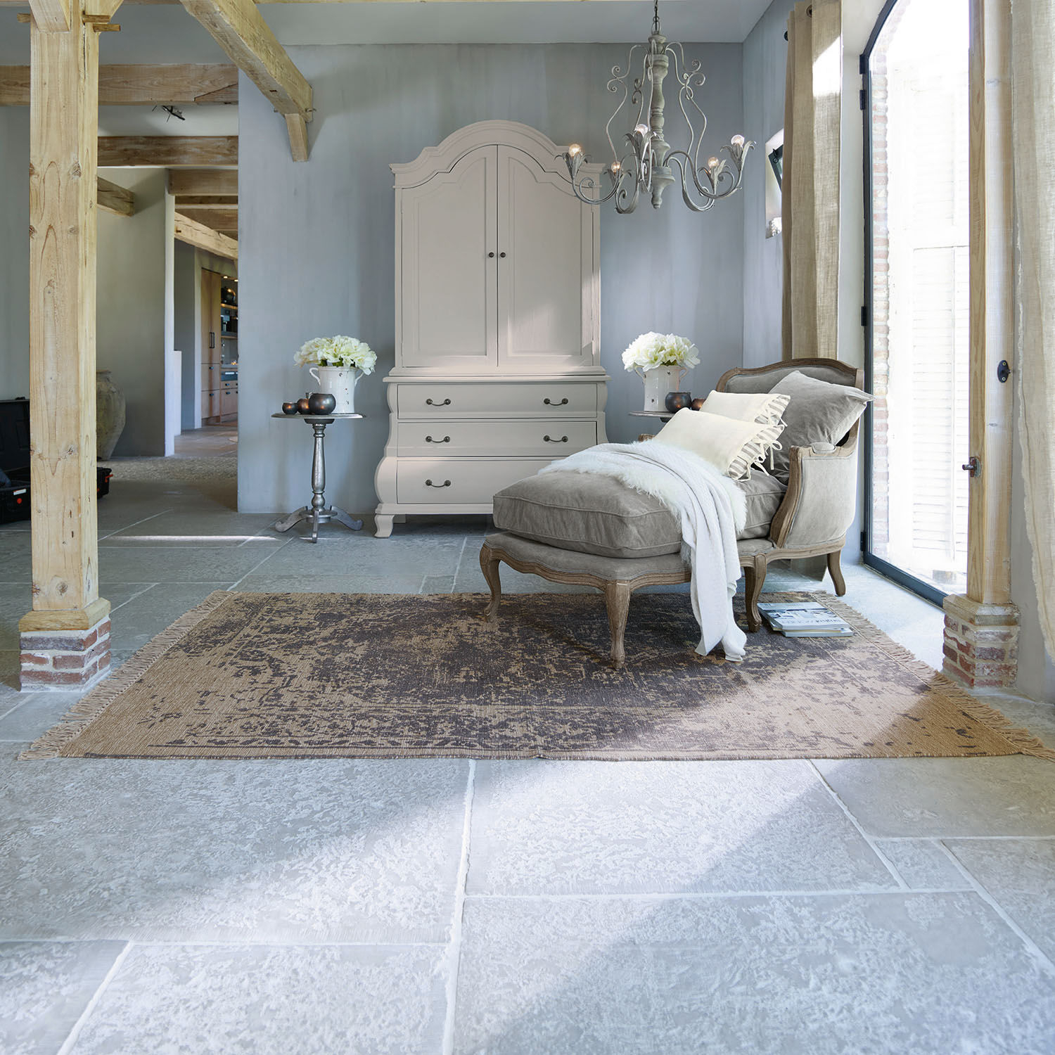 Tapis Cisy, Matières naturelles durables, Tissé et imprimé, Belle harmonie de couleurs en gris/beige