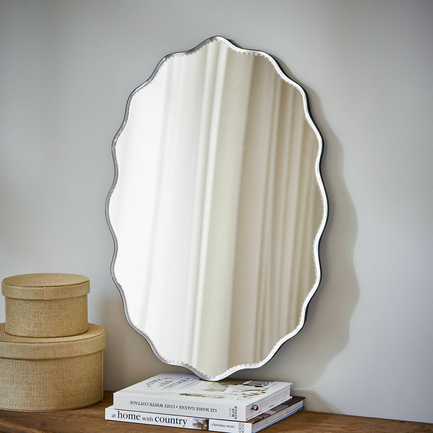 Specchio Shamira, Bordo decorativo martellato, Design ondulato, Decorazione da parete in trasparente