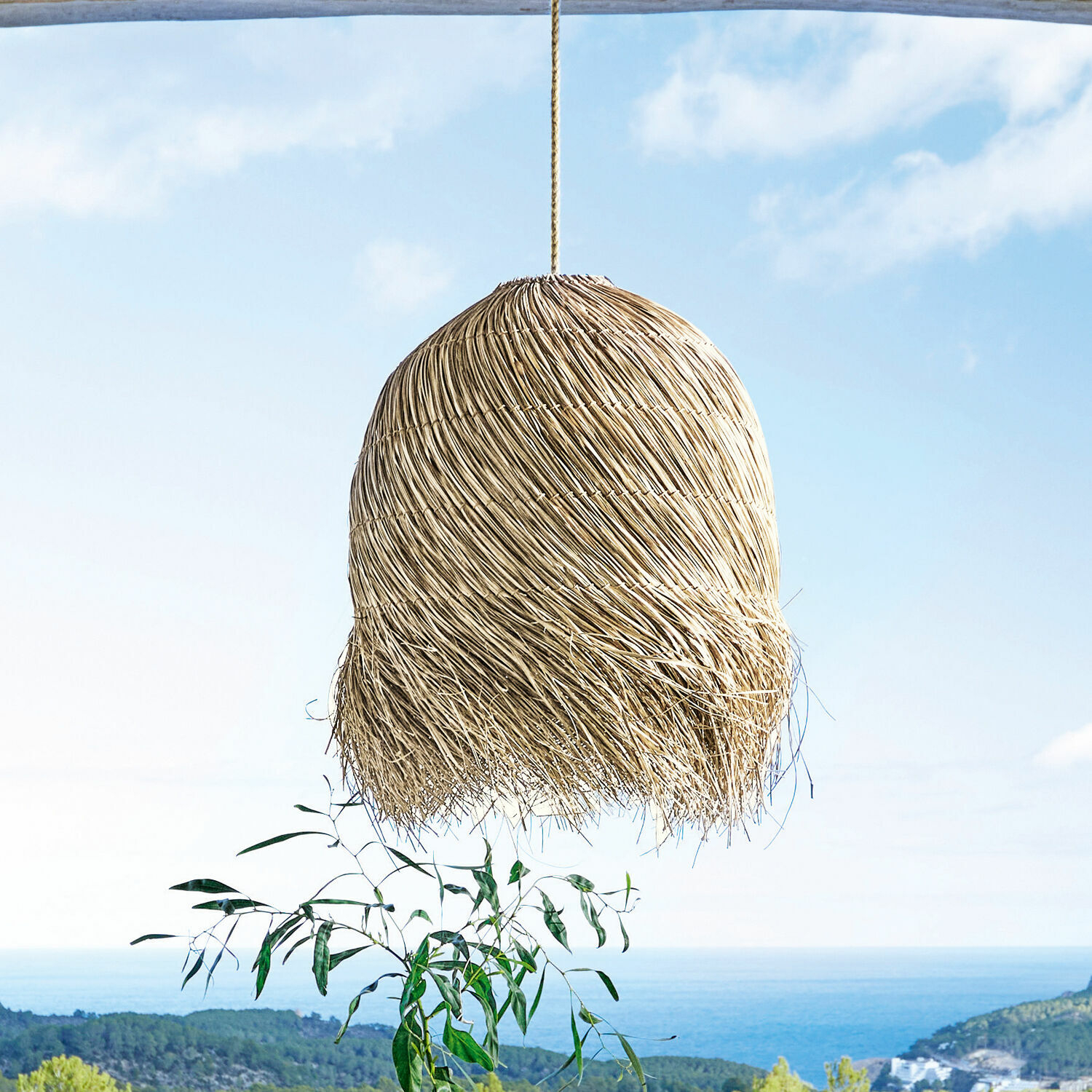 Abat-jour Little Shereena, Tressage naturel en feuille de pandanus, Structure en métal à l’intérieur, Fabrication artisanale en marron