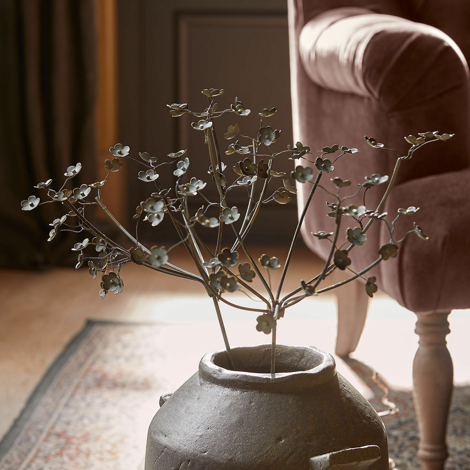 Coppia di fiori decorativi Basmirah, Fiori di ferro flessibili, Raffinati accenti color oro, Da posizionare in modo versatile in oro anticato/grigio