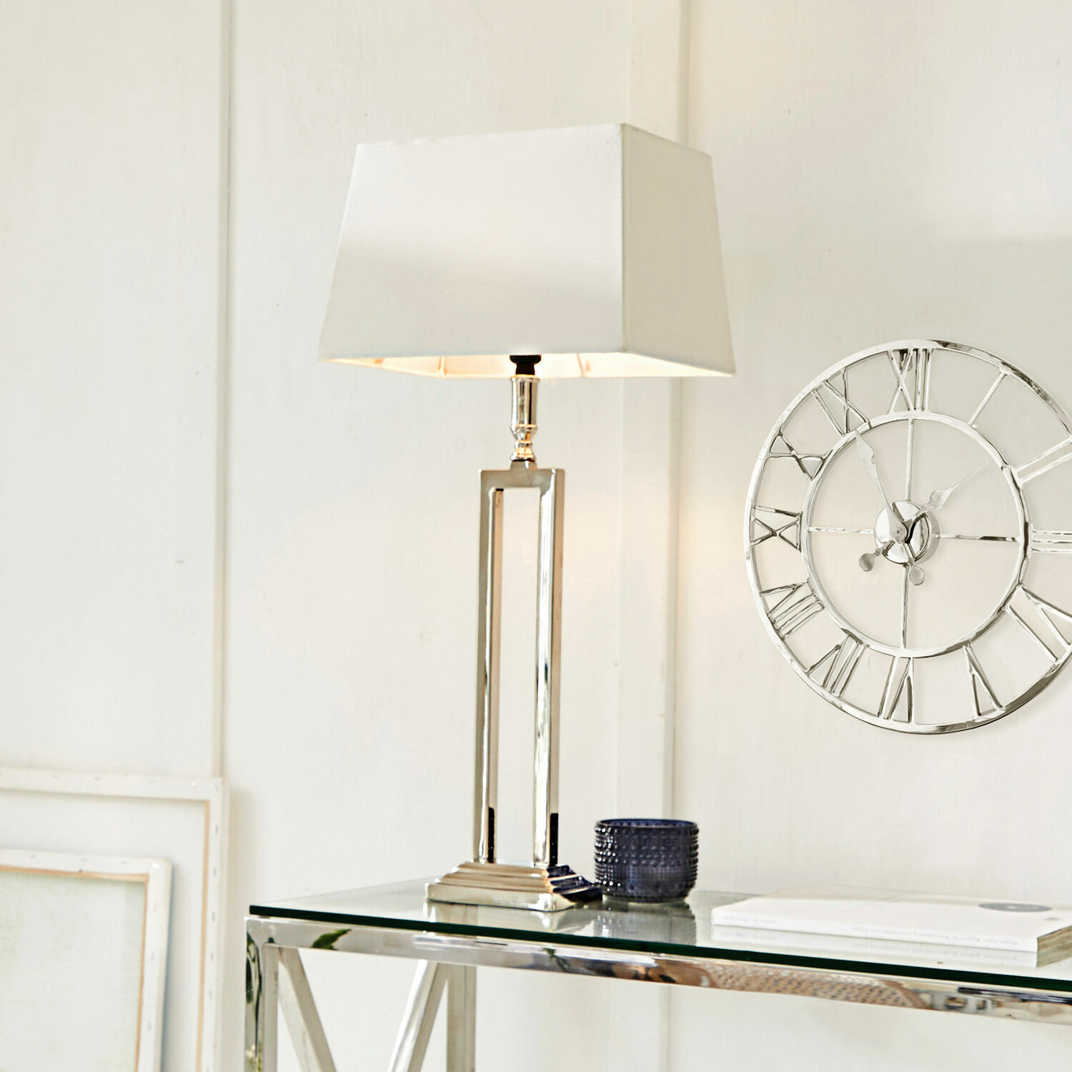 Tafellamp Kinshaa, Exclusief design, Glanzende, metalen voet, Katoenen paraplu in crème/zilverkleurig