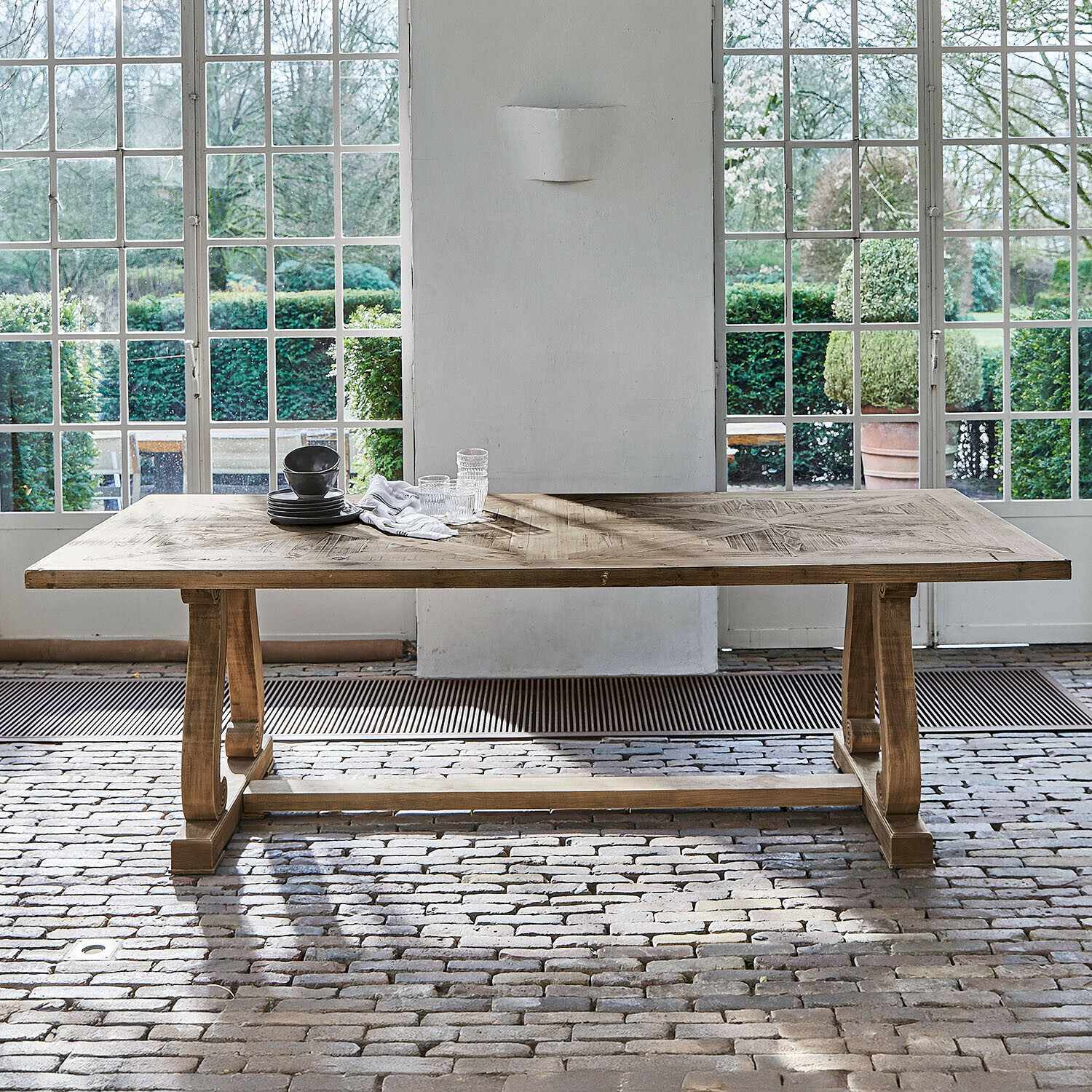 Table Campbelltown, Sapin revalorisé, Superbe motif intarsia, Travail artisanal robuste en marron