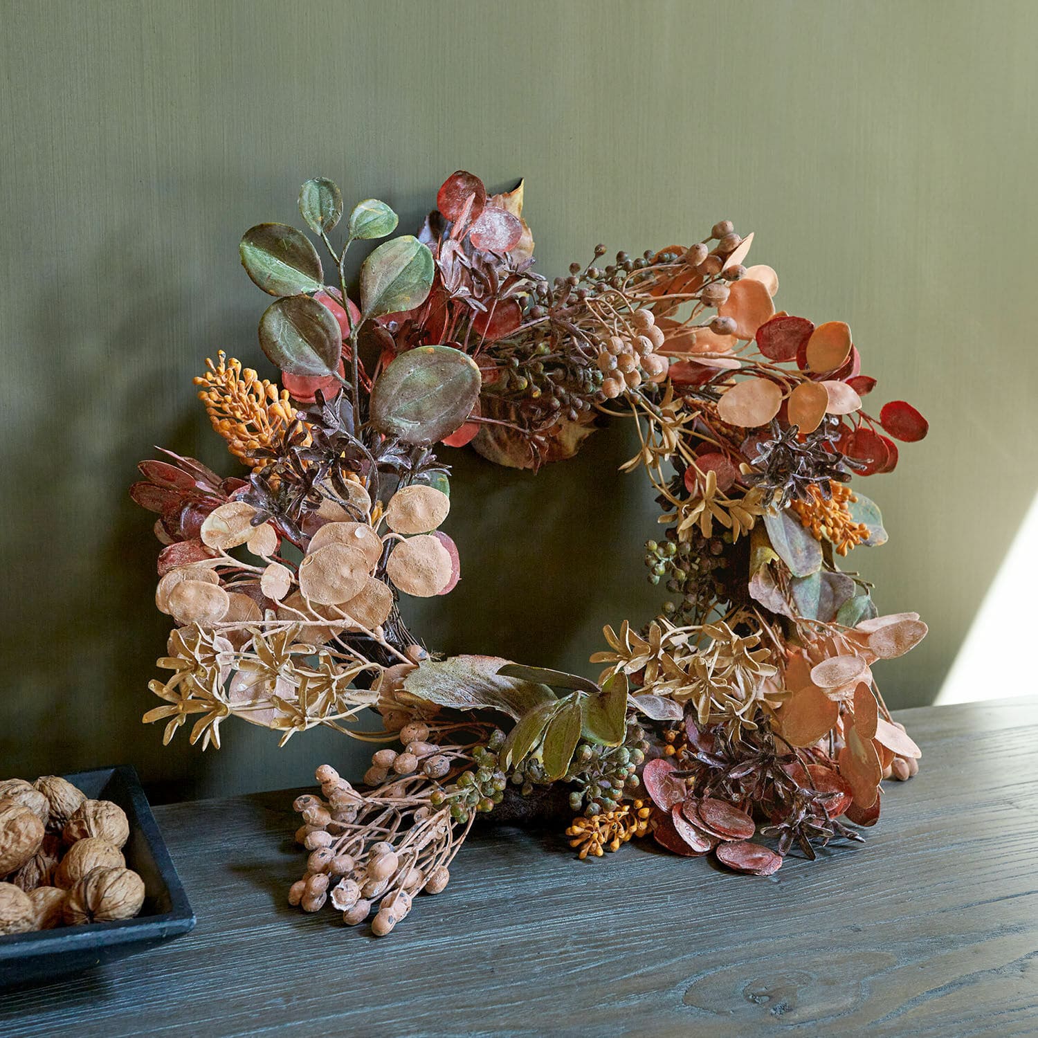 Couronne Inouise, Joli arrangement de fleurs, Structure enveloppée de paille, À suspendre ou à poser en multicolore