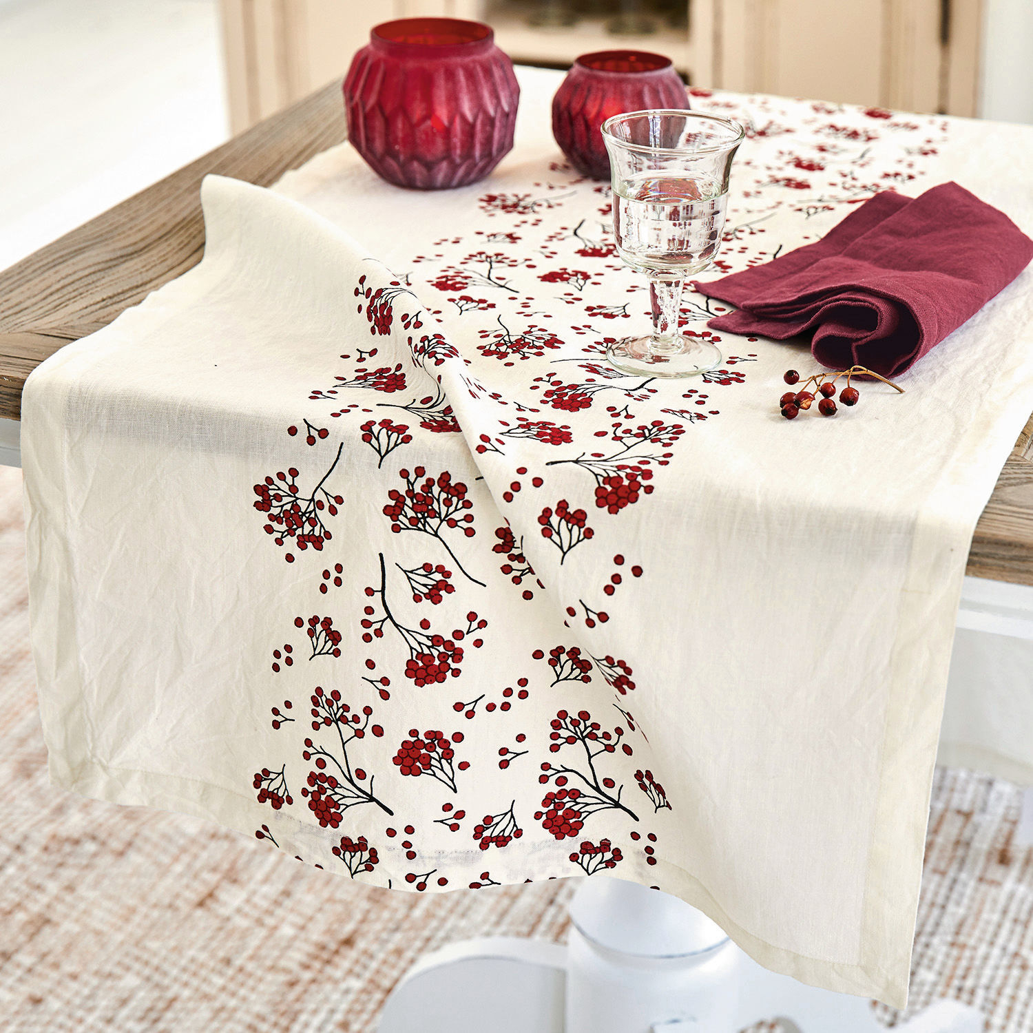 Tafelloper Vestré, Zuiver linnen, Decoratieve blikvanger, Met sfeervolle lijsterbesprint in wit/rood