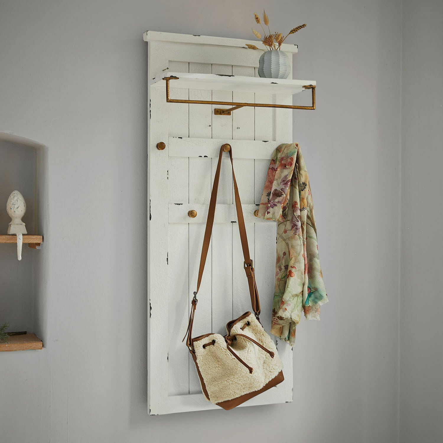 Guardarropa Falkesund, Guardarropa con lamas, Con ganchos y barra de colgar, Para montaje en pared en blanco envejecido