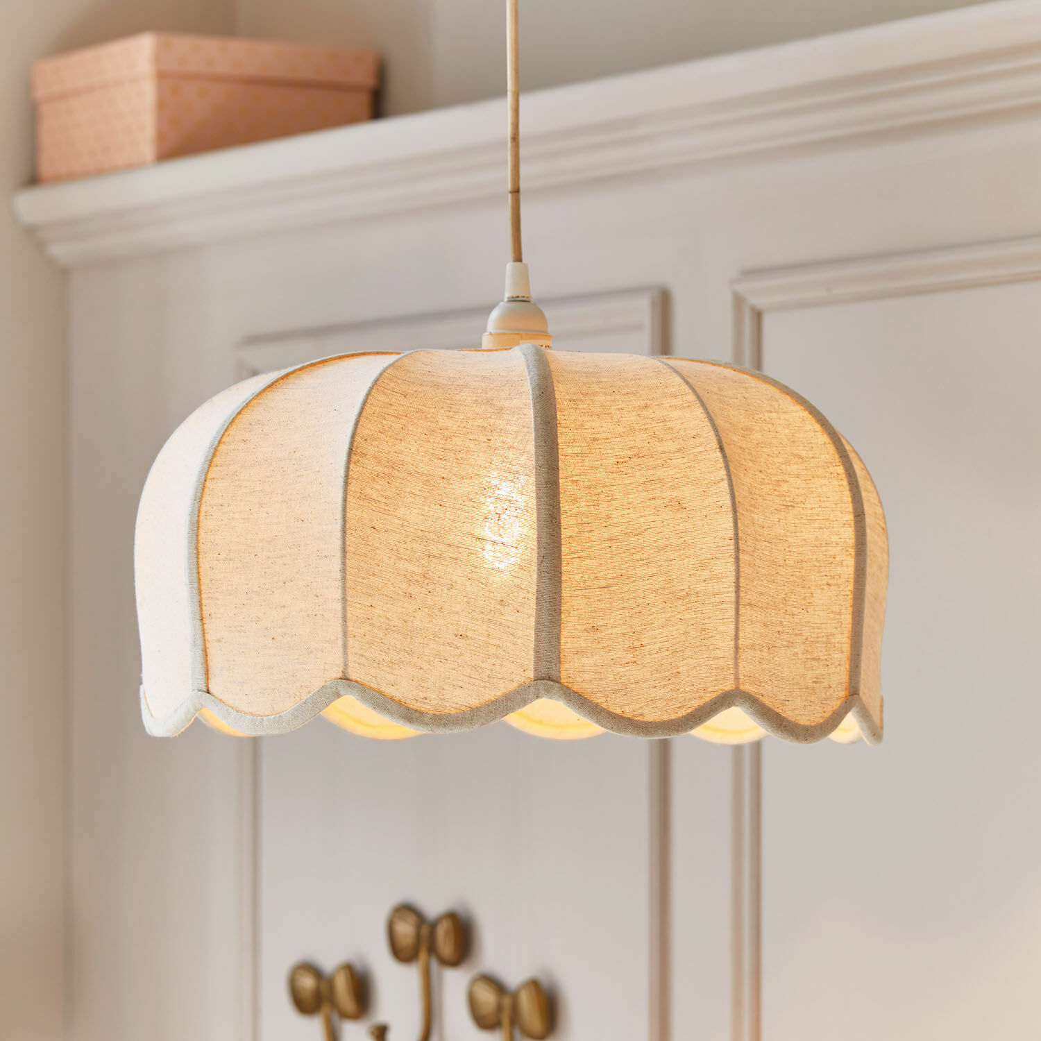 Hanglamp Ljosna, Kap met retrolook, Aangenaam warm licht, Bloemenvorm in crème