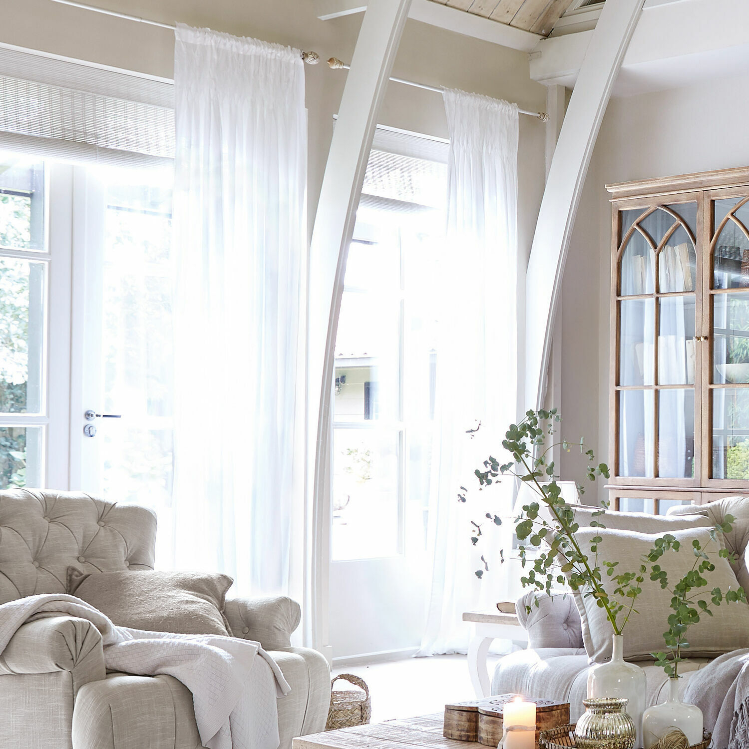 Tenda Otilie, Design sobrio, Bordo superiore a punto smock, Disponibile in due dimensioni in bianco