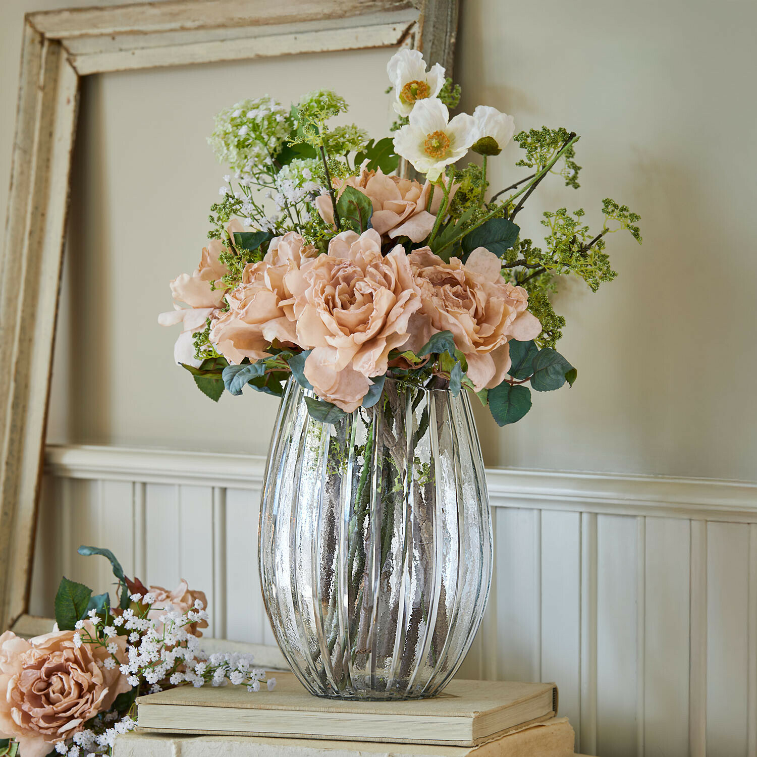 Vaas Ravenshire, Geribbeld oppervlak, Kunstwerk van mondgeblazen glas, Fraaie presentatie van boeketten in helder