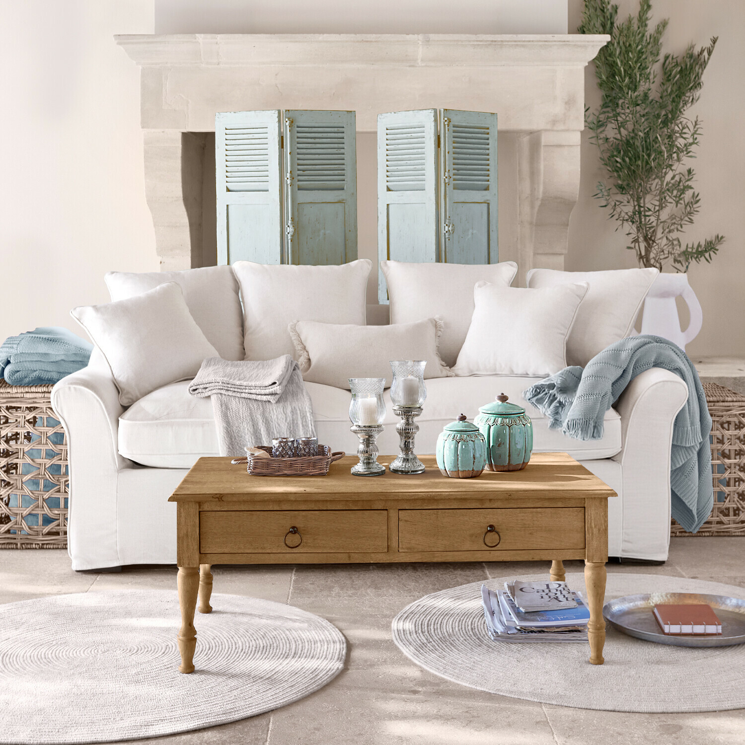 Sofá Long Beach, Relleno de espuma, Estructura de madera maciza de haya, Seis cojines incluidos en crema