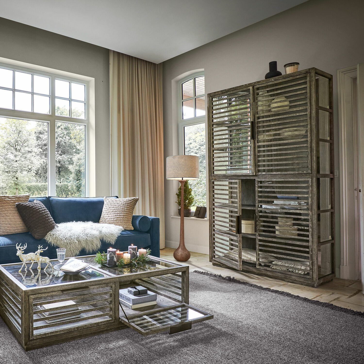 Kast Trowbridge, Eikenhout met antiek zwarte afwerking, Glazen inzetstukken voor en opzij, Modern lamellenontwerp in bruin