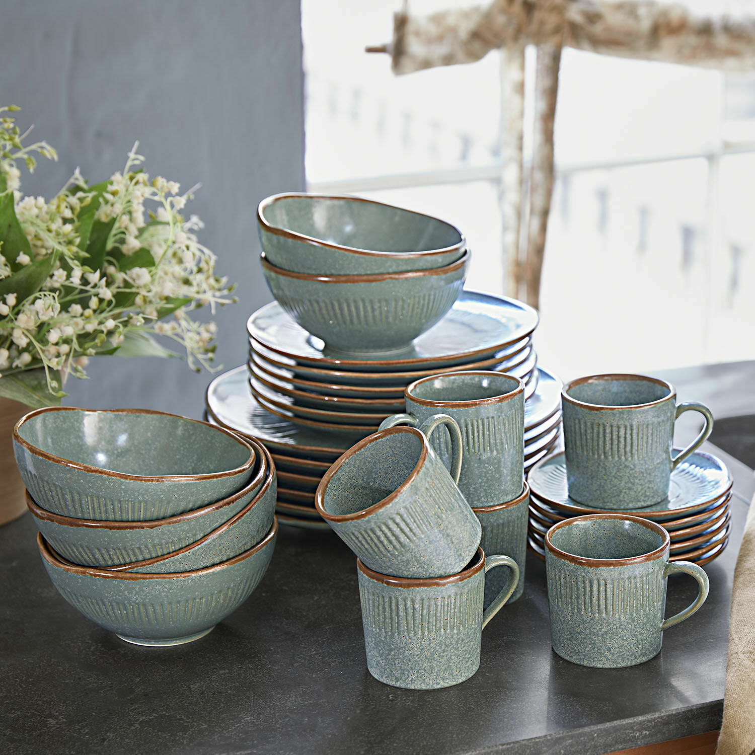Servies set van 30 Périers, Bewust onregelmatig design, Ambachtelijke look, Hoogwaardig steengoed in turquoise/bruin