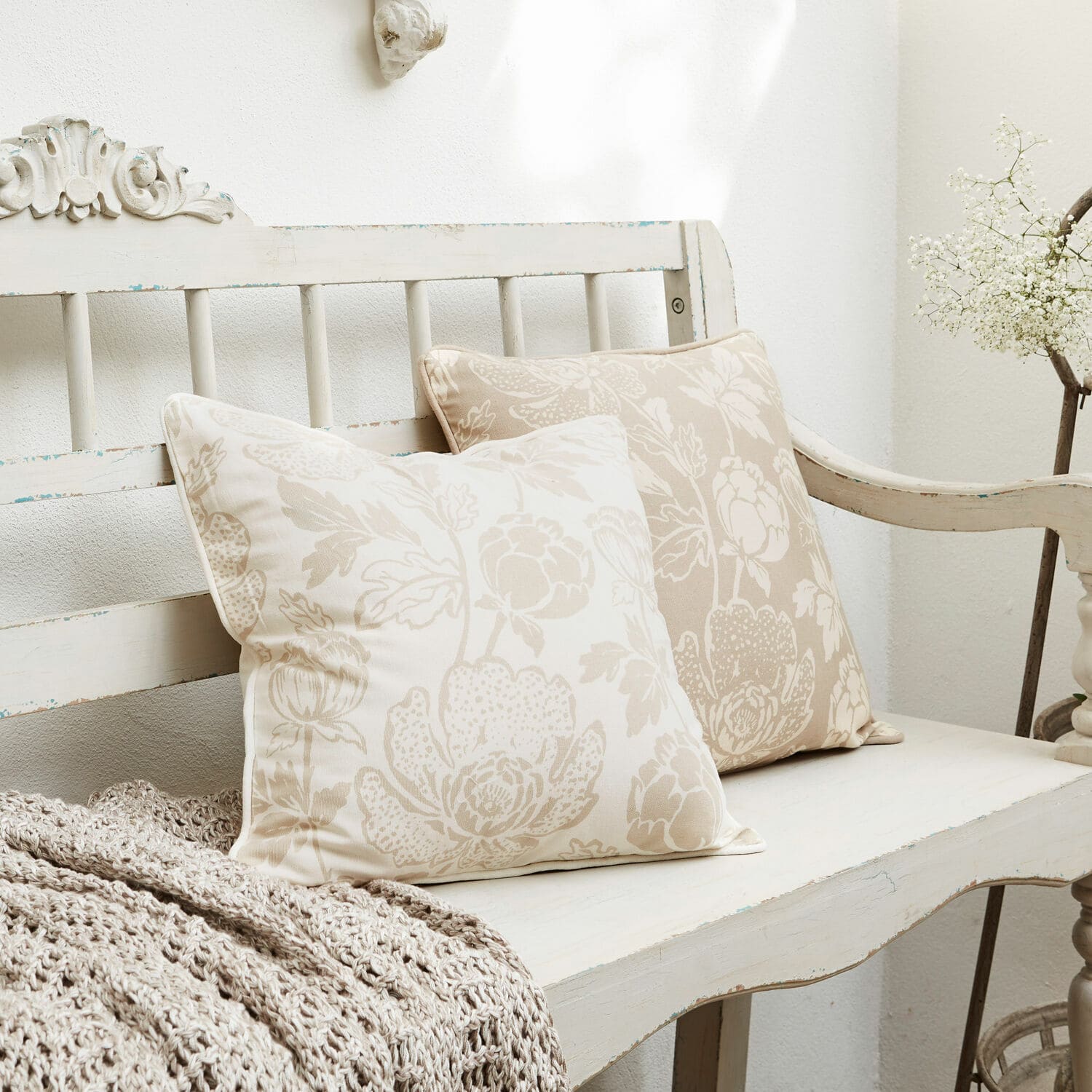 Lot de 2 housses de coussins Moore, Tissu haut de gamme en coton, Un superbe imprimé floral, Élégantes coutures passepoilées en beige