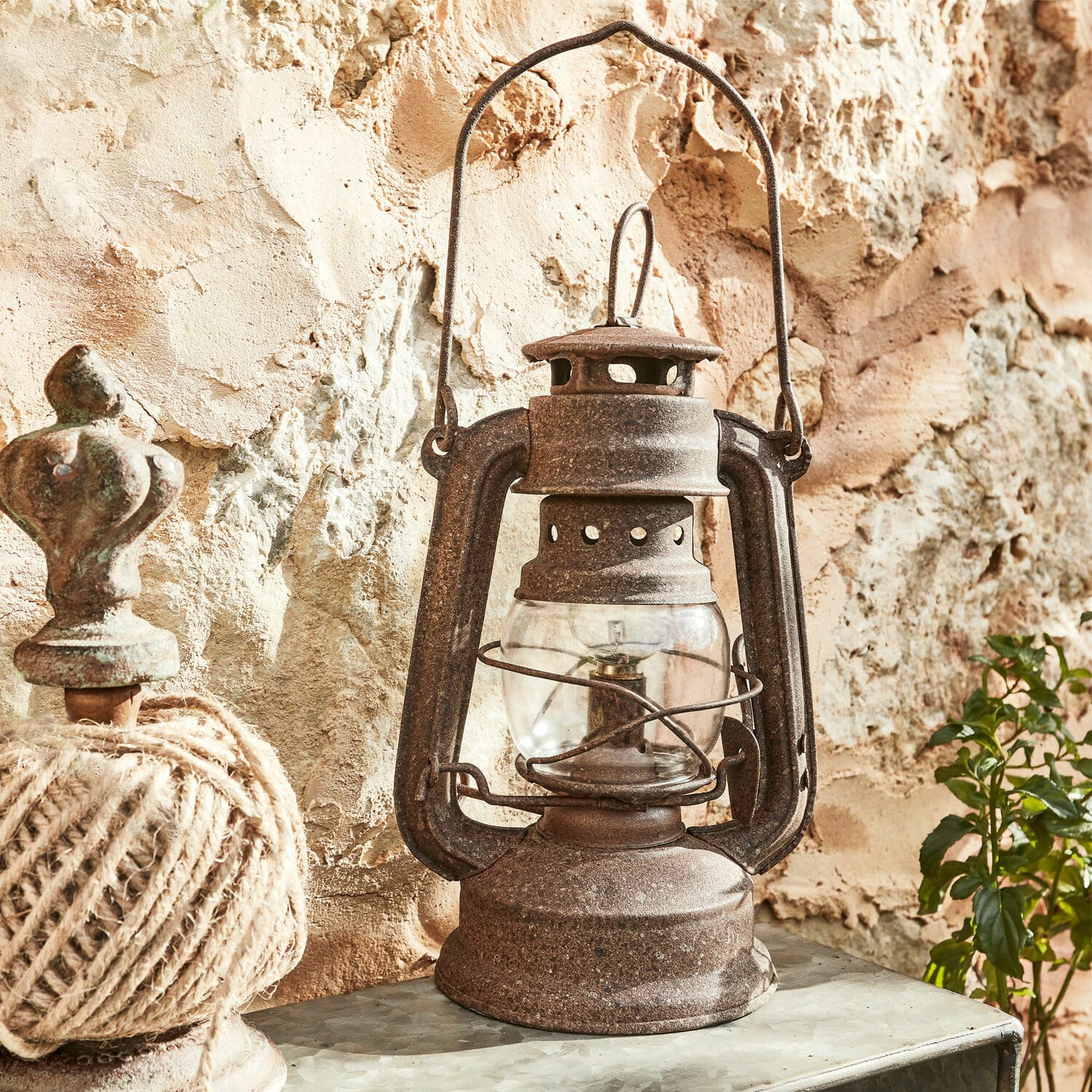 Lanterne LED Oxcroft, Éclairage LED blanc chaud, Métal à l’ancienne, La nostalgie à l’état pur en marron vieilli