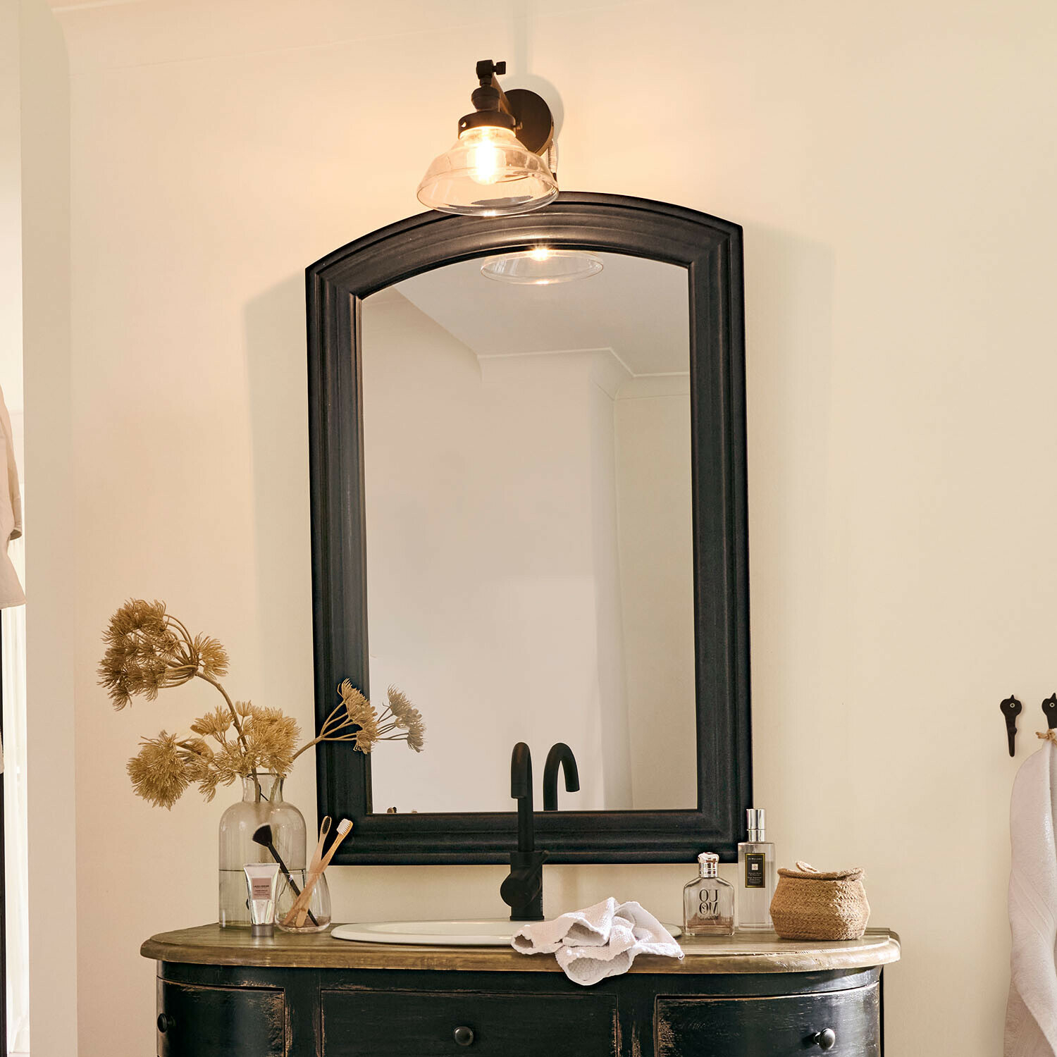 Miroir Ashwyn, Cadre en bois de paulownia, Forme classique en arc, Finition sombre et expressive en gris vieilli