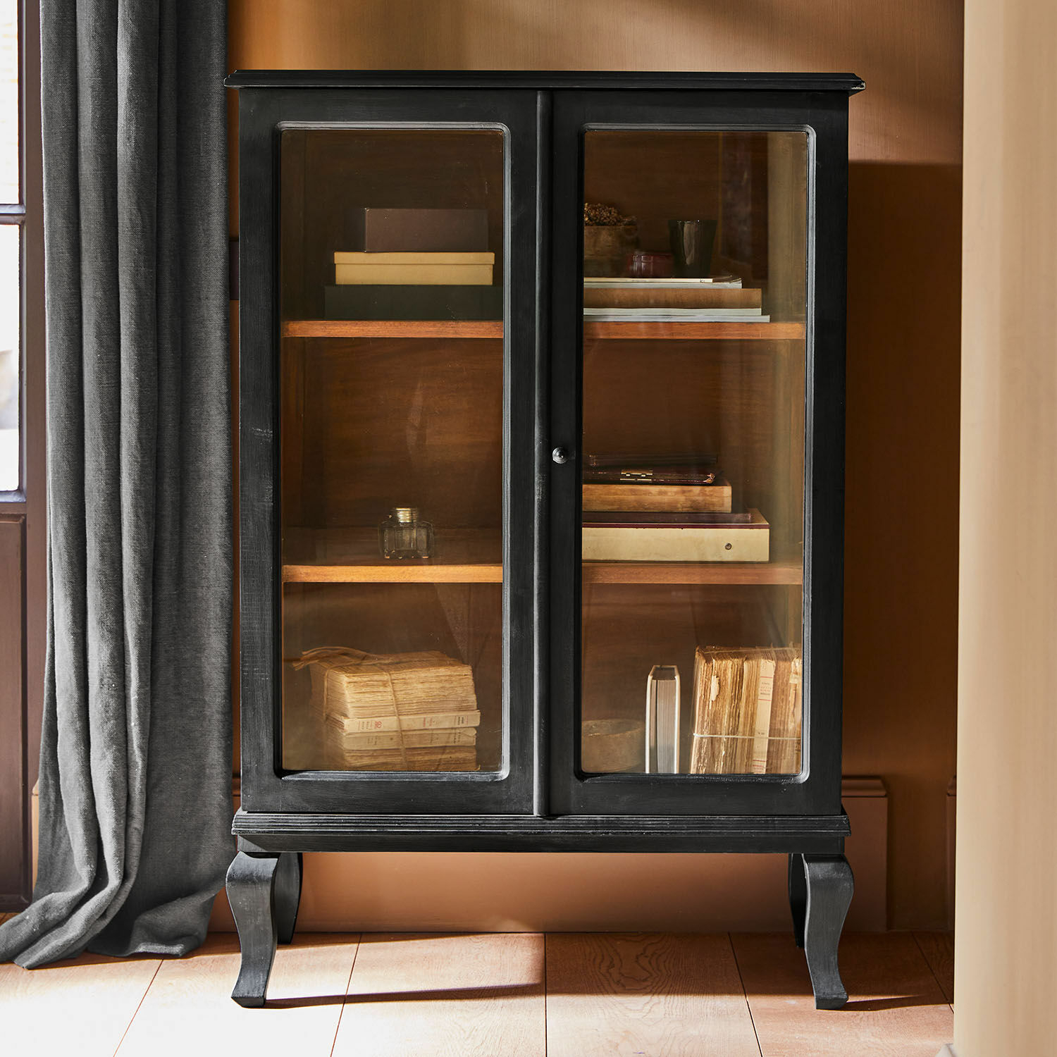 Kastje Westleigh, Contrastrijke kleuren, Compact vitrineformaat, Heldere glazen deuren in zwart/bruin