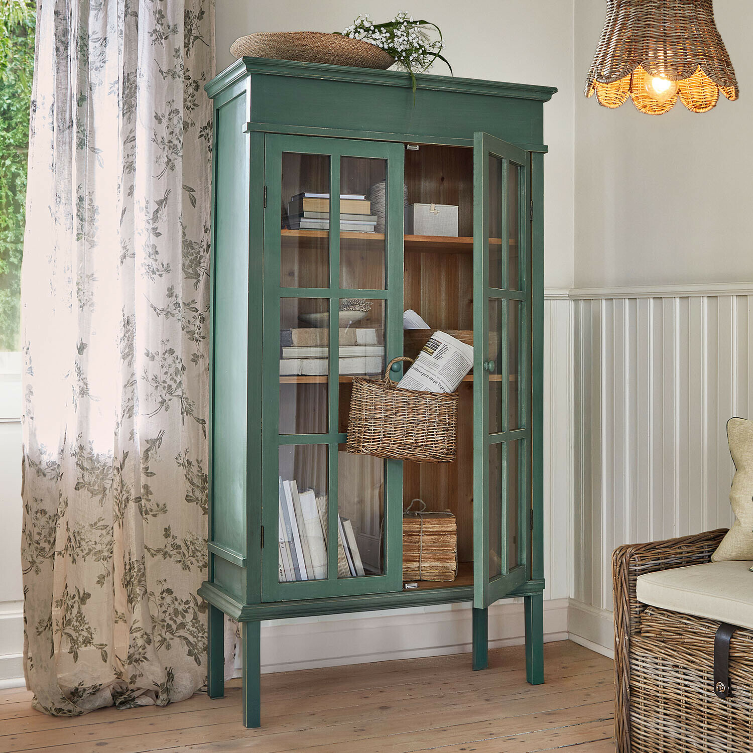 Mobile alto Faymere, Colori espressivi, Vero legno con finitura anticata, Piedi extra alti in verde antico