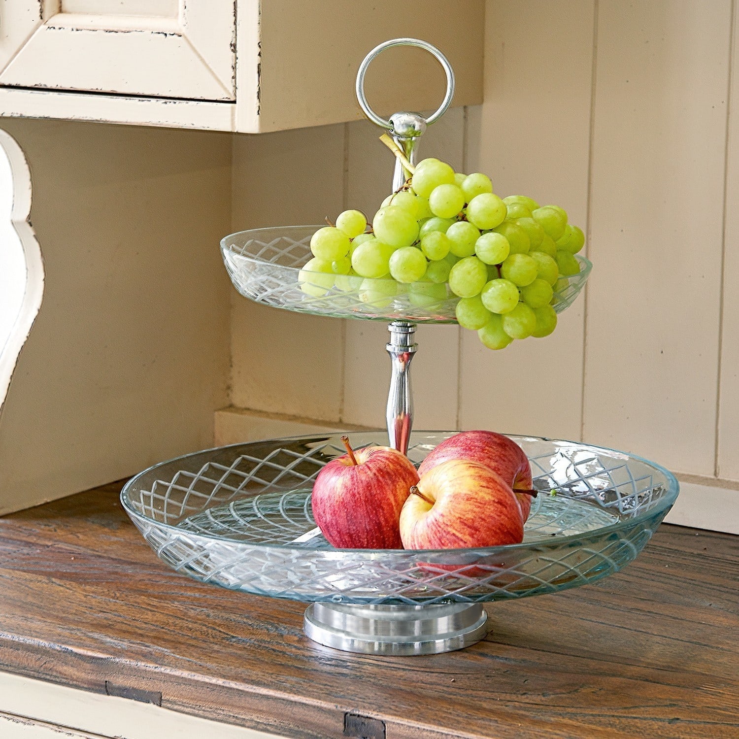 Etagere Laverna, Mittelsteg aus Eisen, Kunstvoll geschliffene Glasteller, Mundgeblasenes Glas in klar/silber