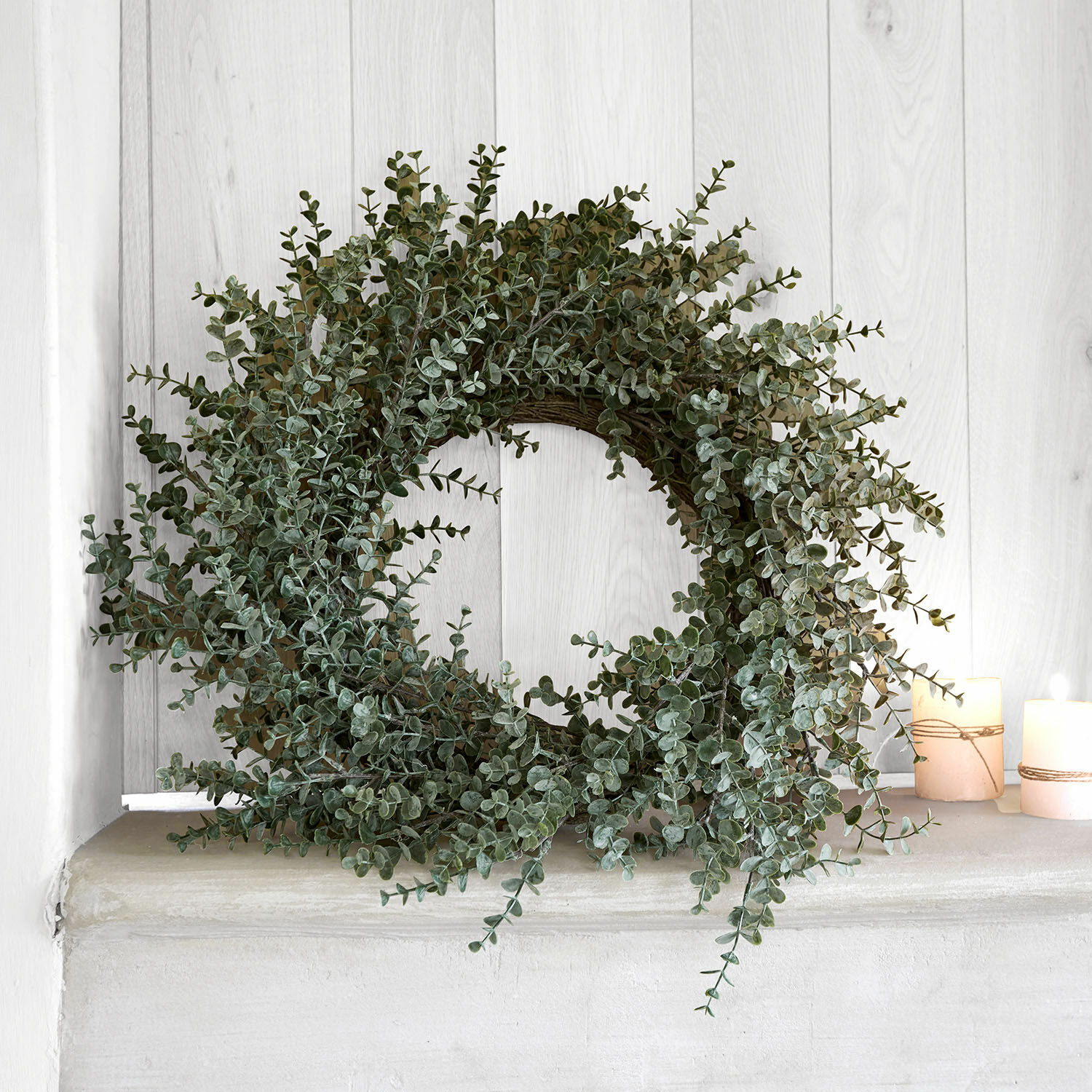 Couronne Valerie, Reproduction réaliste d’eucalyptus, Look très naturel, Jolie déco à poser ou à suspendre en vert/marron