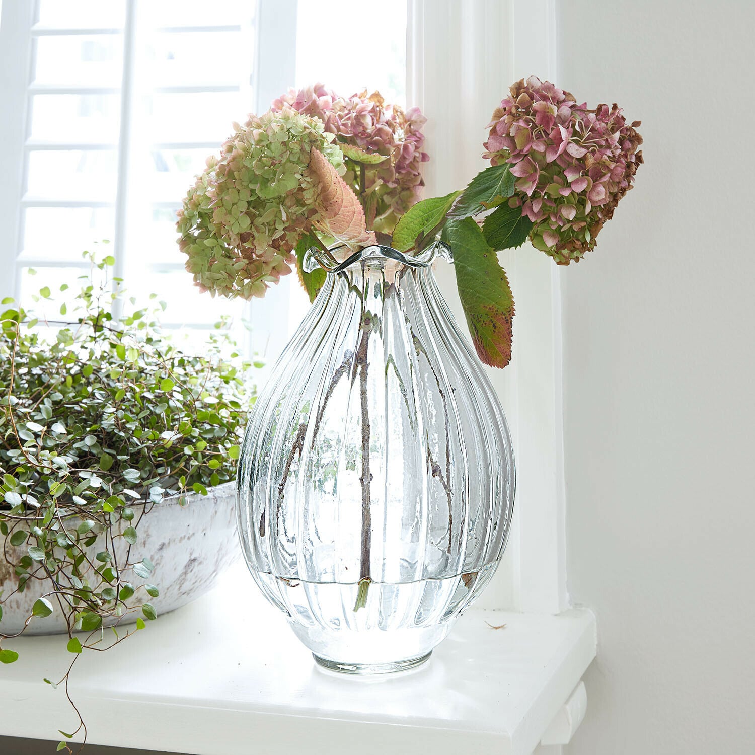 Vaas Jardin Lorrain, Uniek van mondgeblazen glas, Elke opening uniek gevormd, Ideaal voor bloemstukken in helder