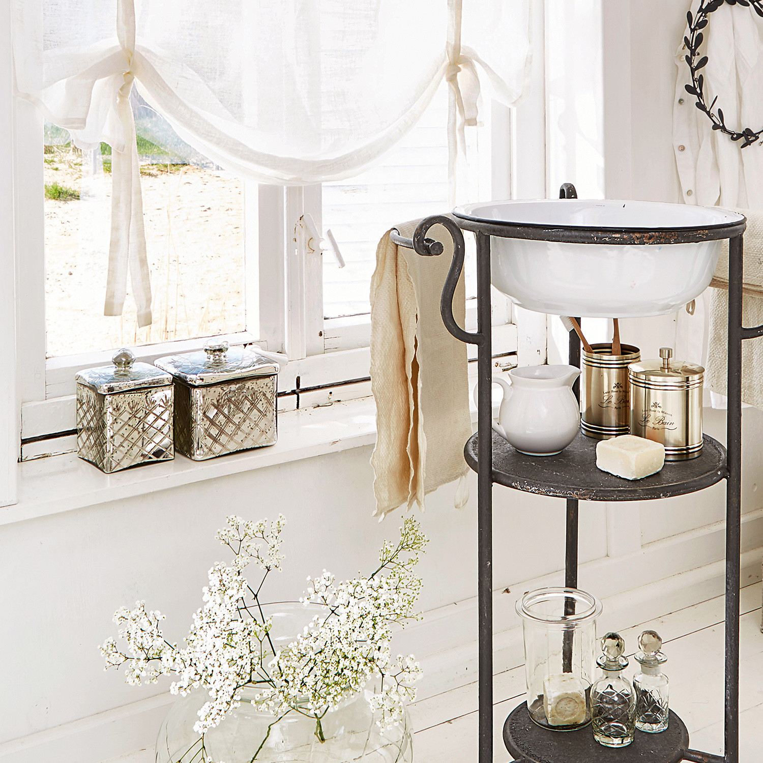 Badezimmerständer mit weißem Emaille-Becken und schwarzem Metallgestell, dekorative Accessoires