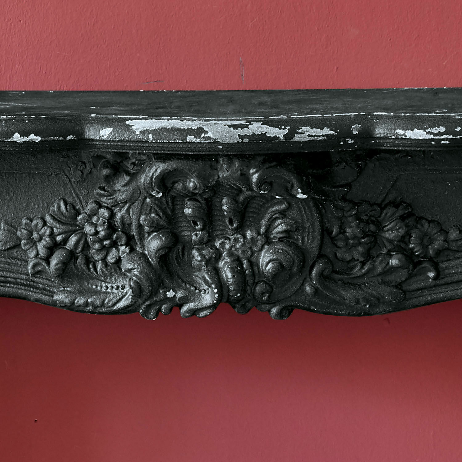 Schwarze Metall-Wanddekoration mit floralem Ornament auf rotem Hintergrund, Vintage-Stil