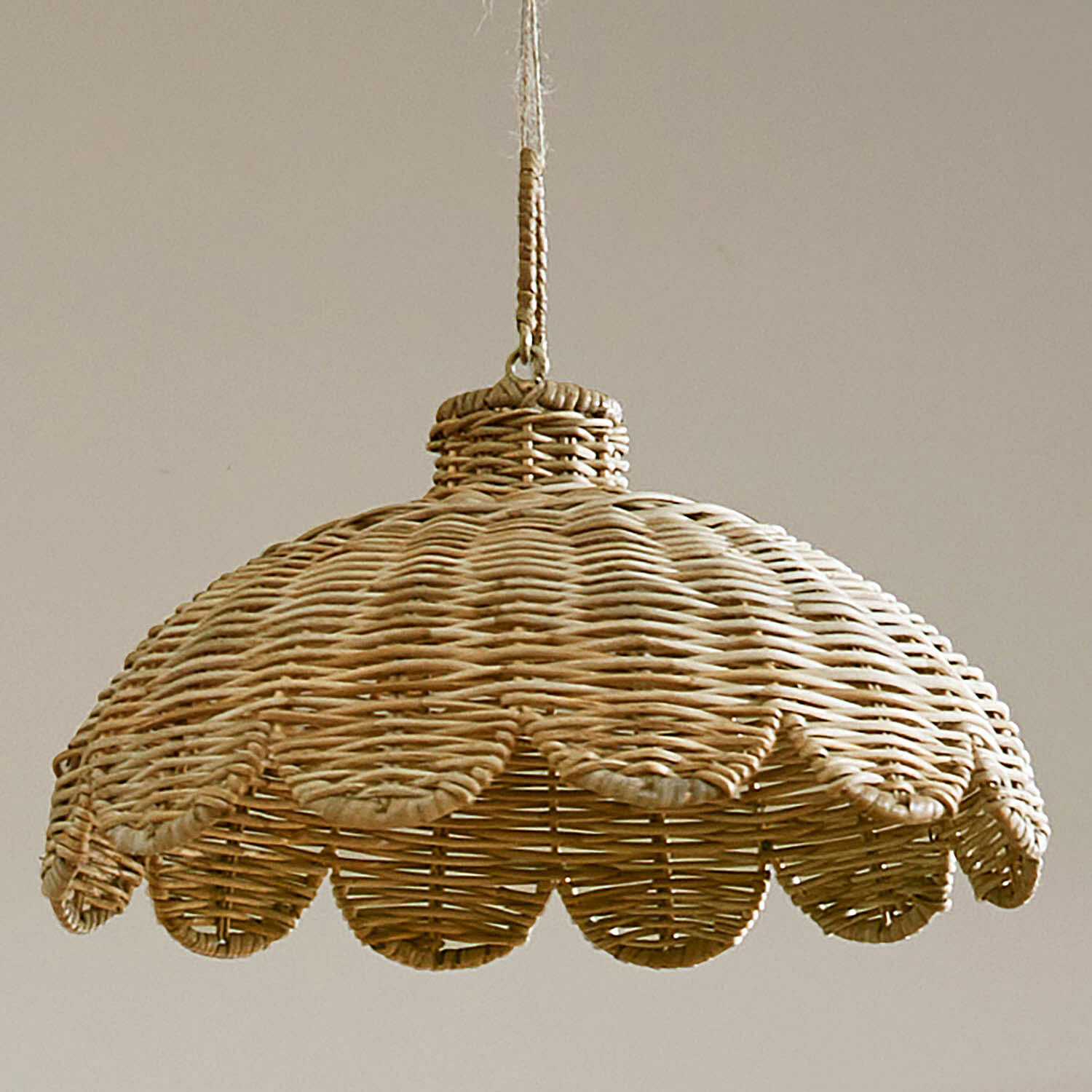 Lampenschirm Glyndon Hängelampe aus natürlichem Rattan mit wellenförmigem Rand, dekorative Innenbeleuchtung