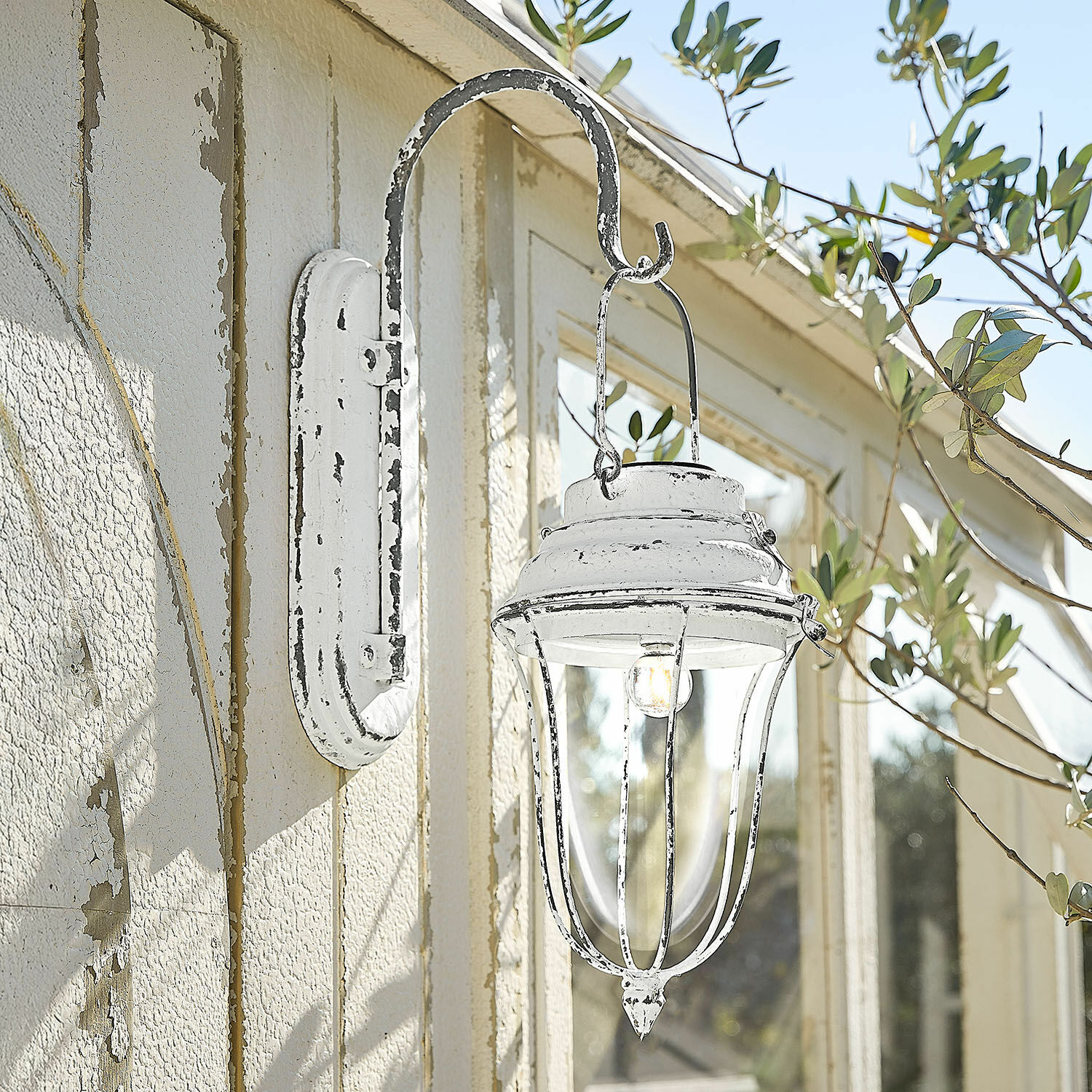 Solar-Laterne Galexor Weiße Metall-Wandleuchte im Vintage-Stil mit klarem Glas für Außenbeleuchtung im Gartenbereich