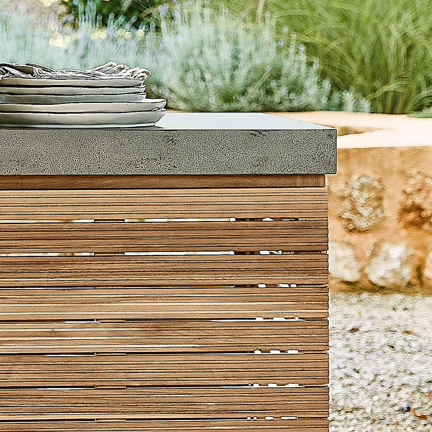 Moderner Gartentisch mit Betonplatte und Teakholzgestell in natürlicher Holzfarbe