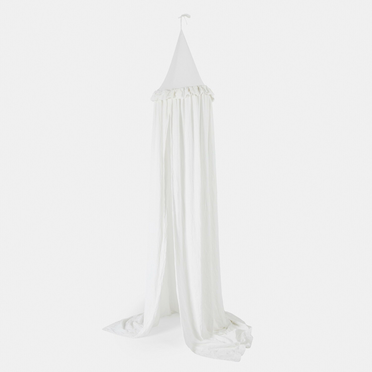 Cremefarbener Betthimmel aus leichtem Stoff, dekorativ und schützt vor Insekten im Schlafzimmer