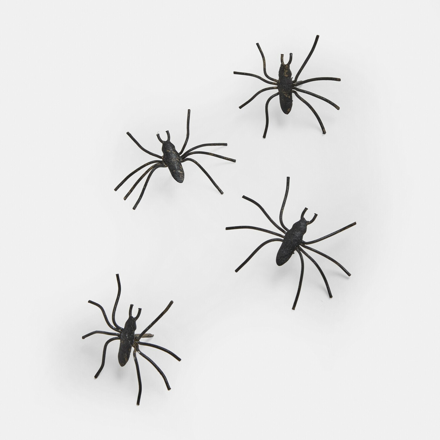 Deko-Pin 4er Set Gwynetha Vier schwarze Metallspinnen-Dekorationen auf weißem Hintergrund, Halloween-Deko