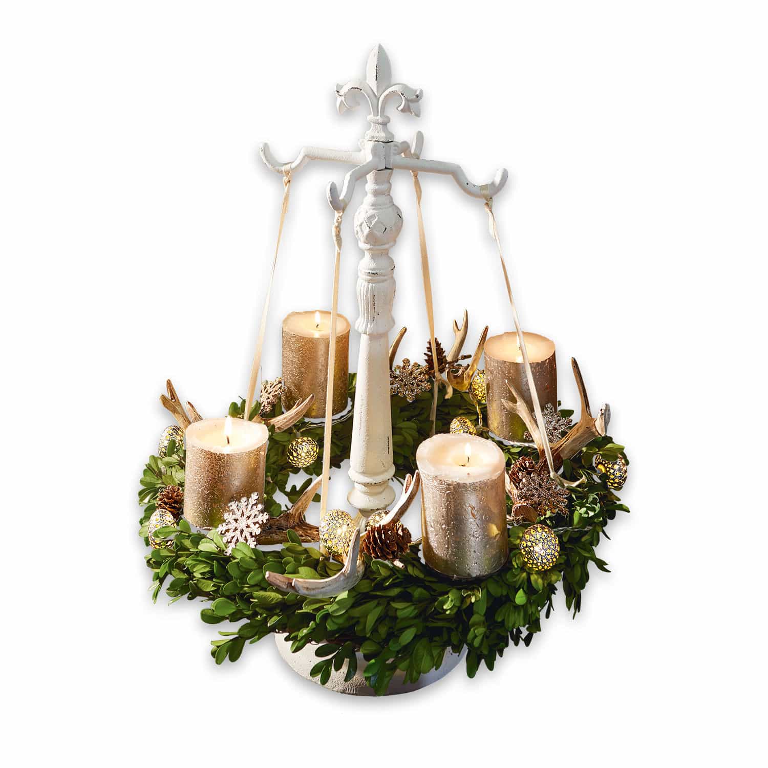 Kranzständer Antwan Dekorativer Adventskranz mit grünen Blättern, goldenen Kerzen und weißem Metallständer
