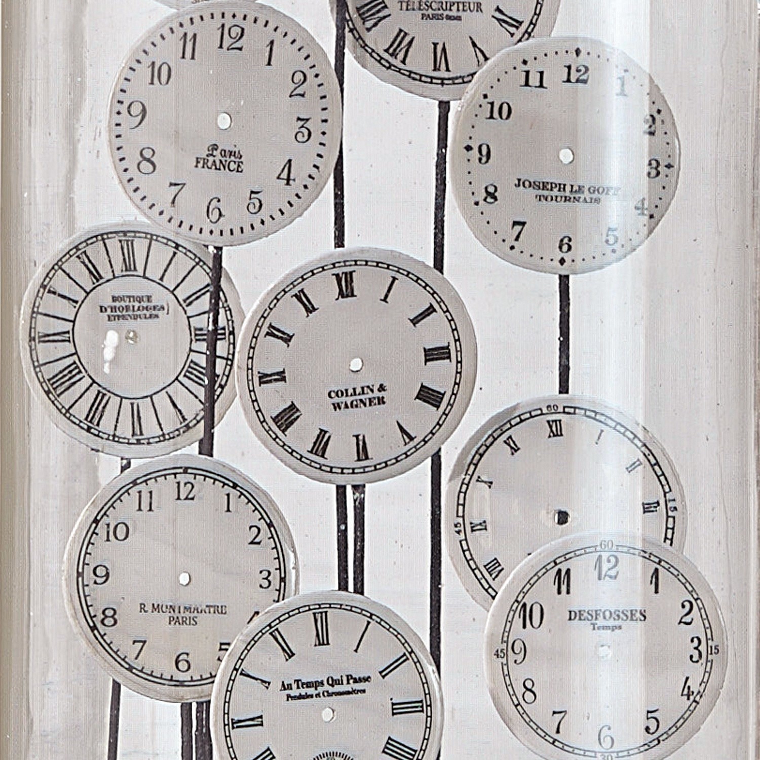 Set aus weißen Uhrzifferblättern mit schwarzen römischen und arabischen Zahlen als Wanddeko