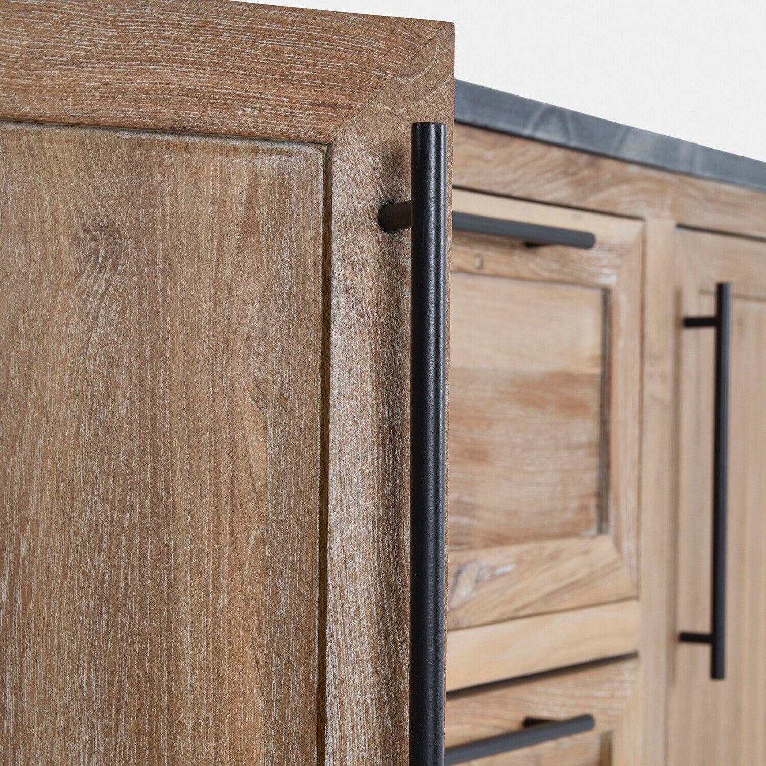 Natürliche Holzschrankfronten mit schwarzen Metallgriffen für Küchenmöbel