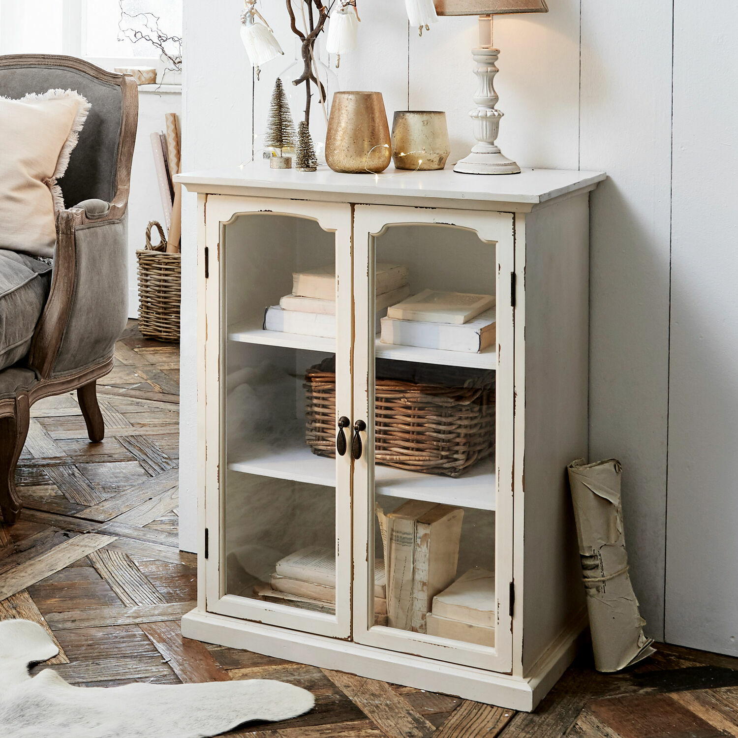 Kommode Greve Weiße Holzvitrine mit Glastüren und Regalen voller Bücher im Vintage-Stil