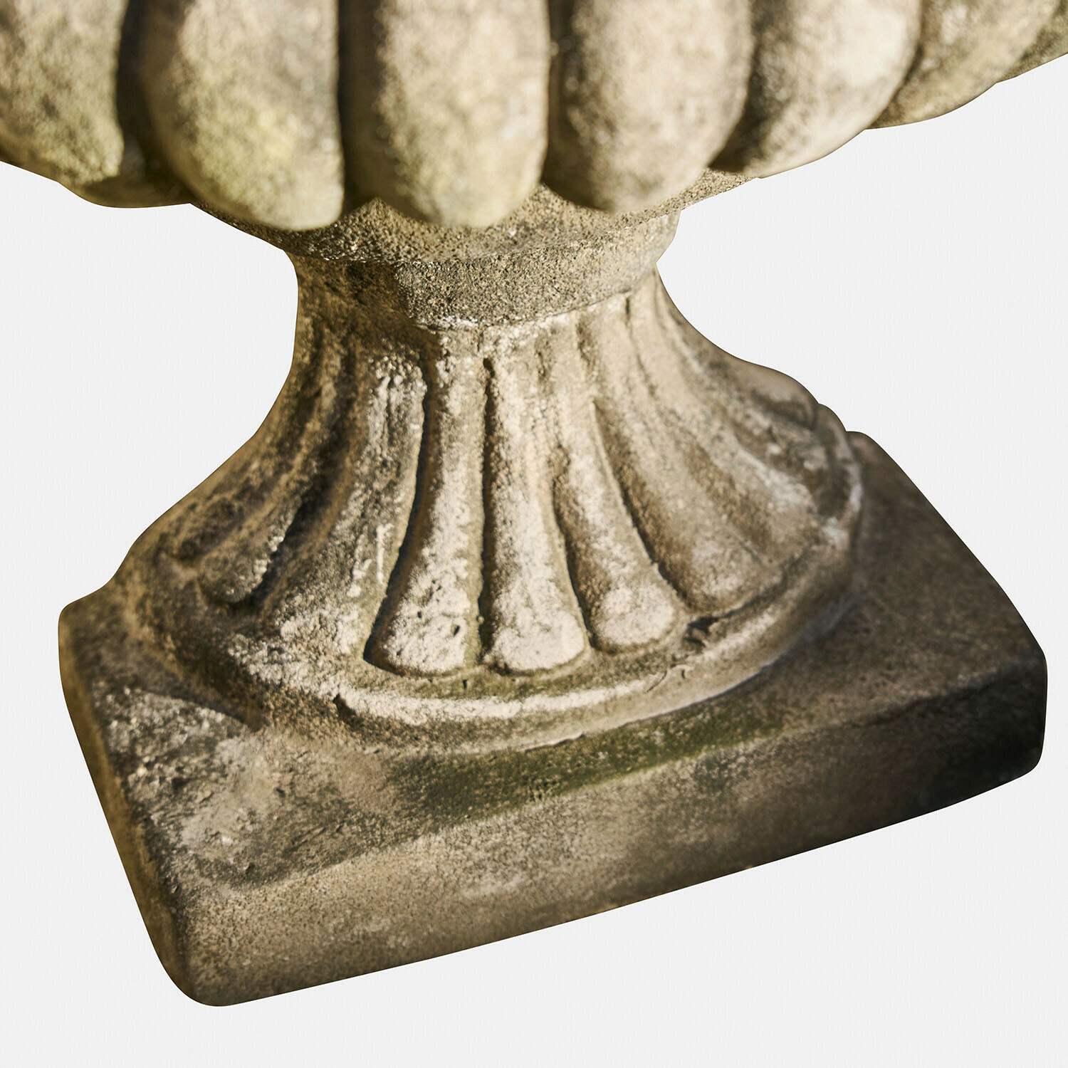 Dekorativer Sockel aus grauem Stein mit geschnitztem Muster, Gartenornament