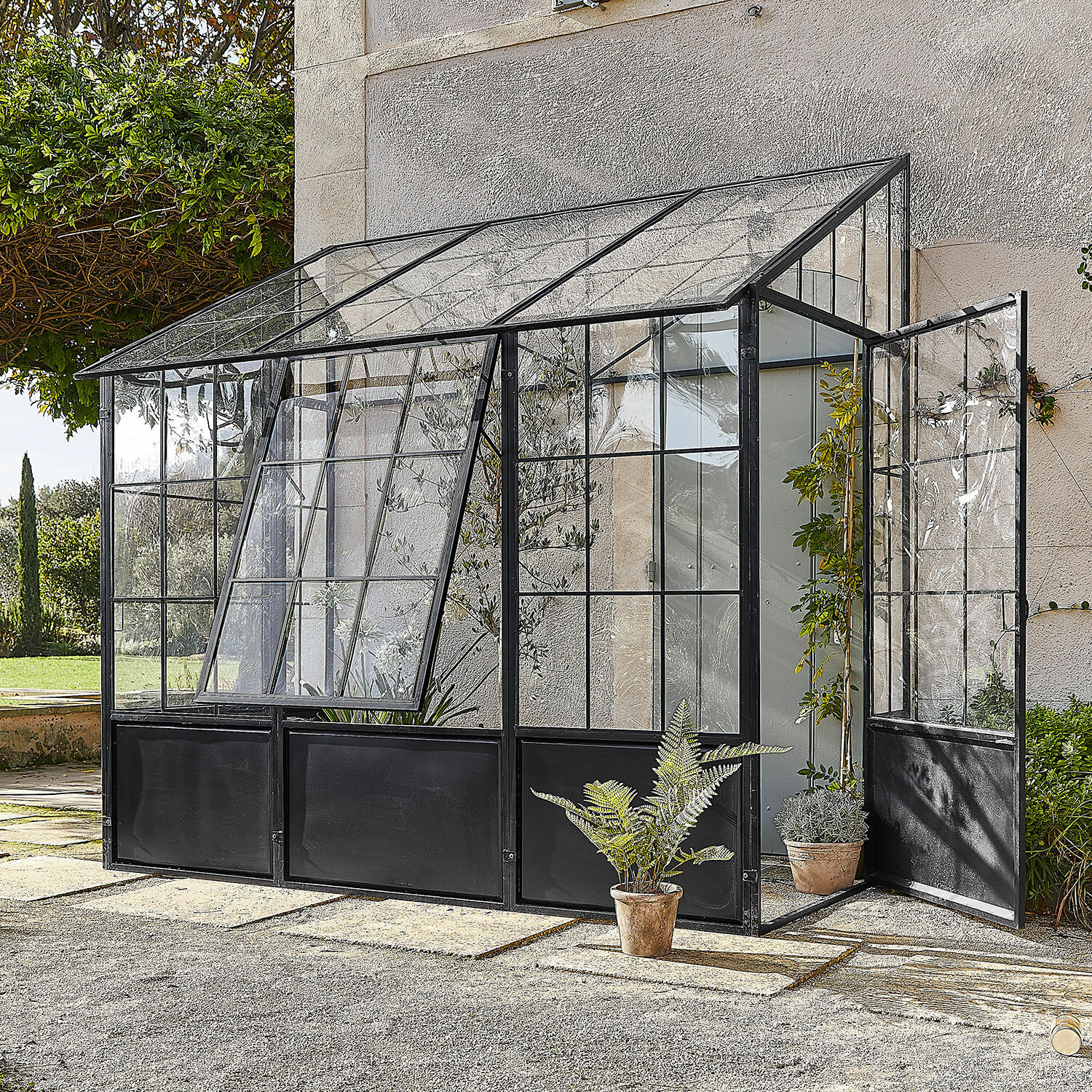 Gartengewächshaus aus schwarzem Stahl und Glas mit aufklappbaren Fenstern und Tür, ideal für Pflanzenzucht