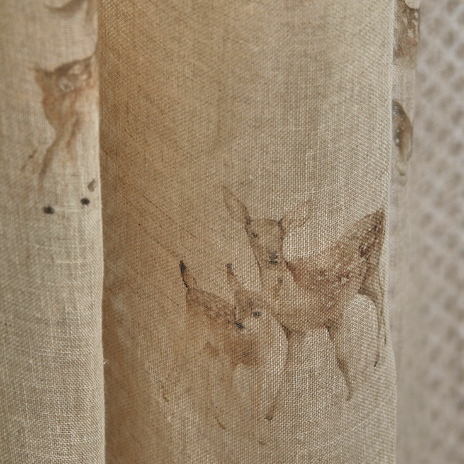 Beiger Vorhang aus Naturstoff mit zartem Tiermotivdruck für stilvolle Fensterdekoration