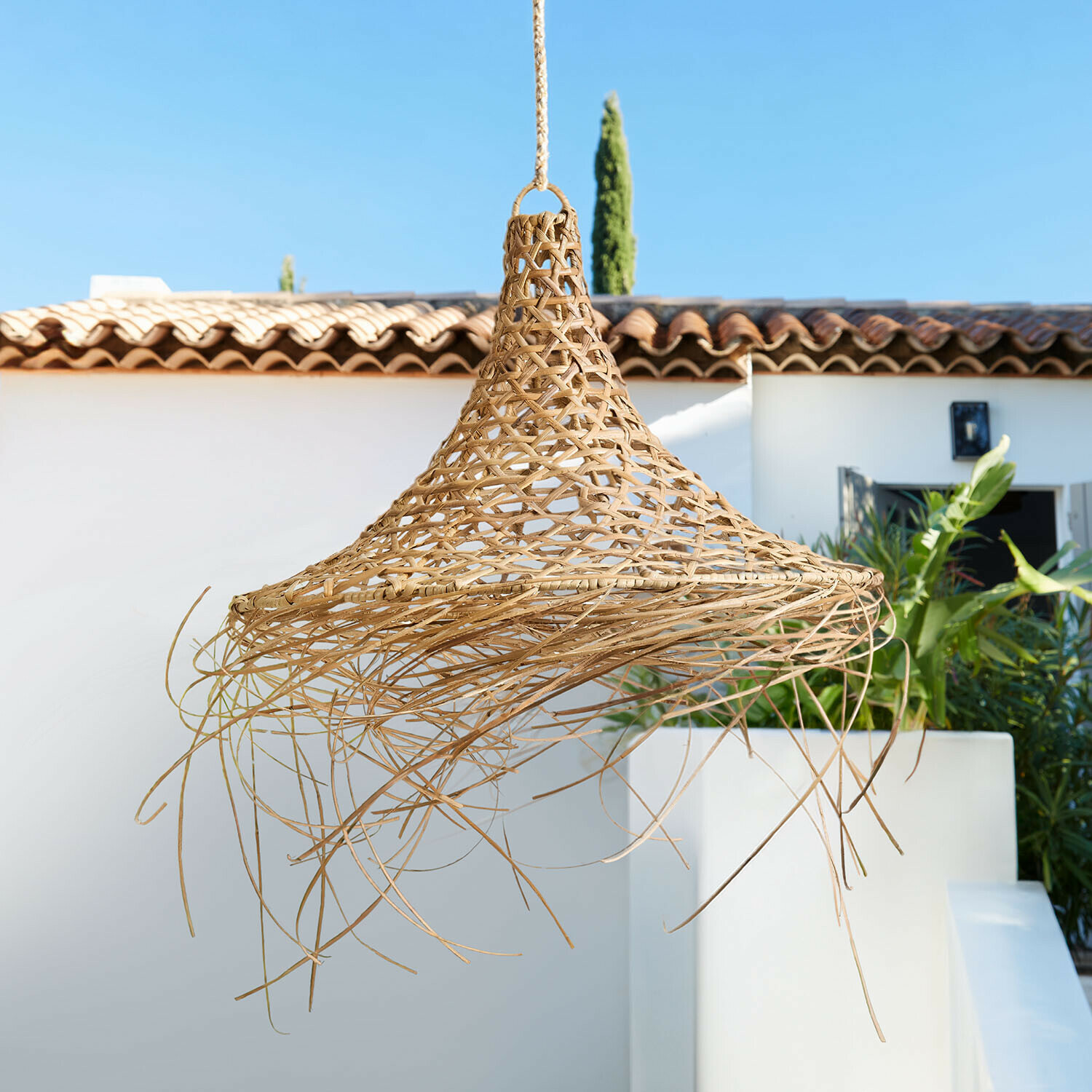 Lampenschirm Calvado Hängelampe aus geflochtenem Rattan in Naturfarbe, ideal für Innen- und Außendekoration