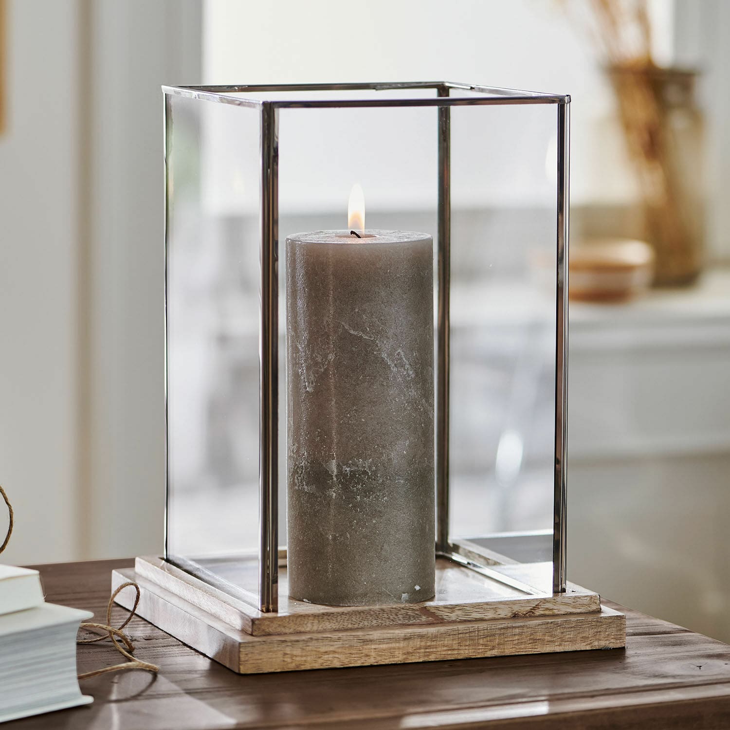 Windlicht Storrs Glaslaterne mit Holzsockel und grauer Kerze, Wohnaccessoire für stimmungsvolle Beleuchtung