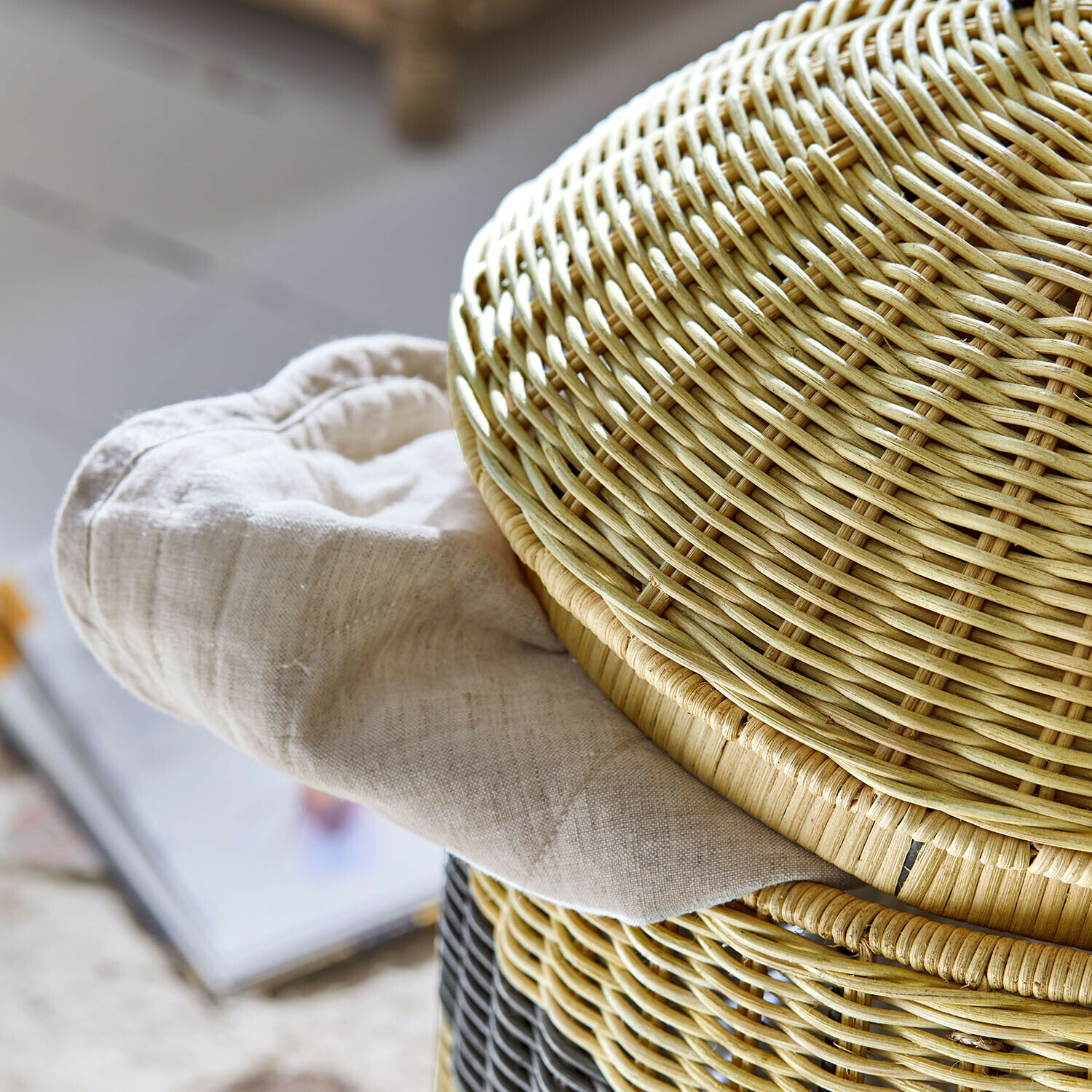 Natürlicher Korb aus Rattan mit hellem Stoffeinsatz, praktisch zur Aufbewahrung im Haushalt
