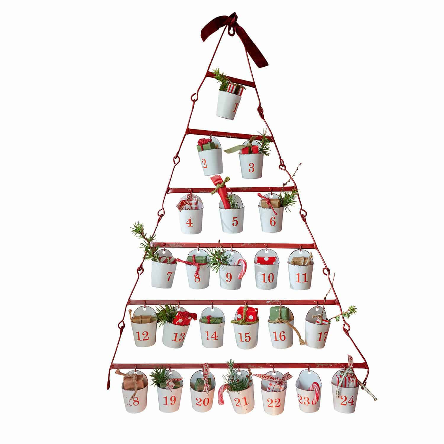 Metall-Adventskalender in Tannenbaumform mit 24 weißen Eimern und roten Zahlen