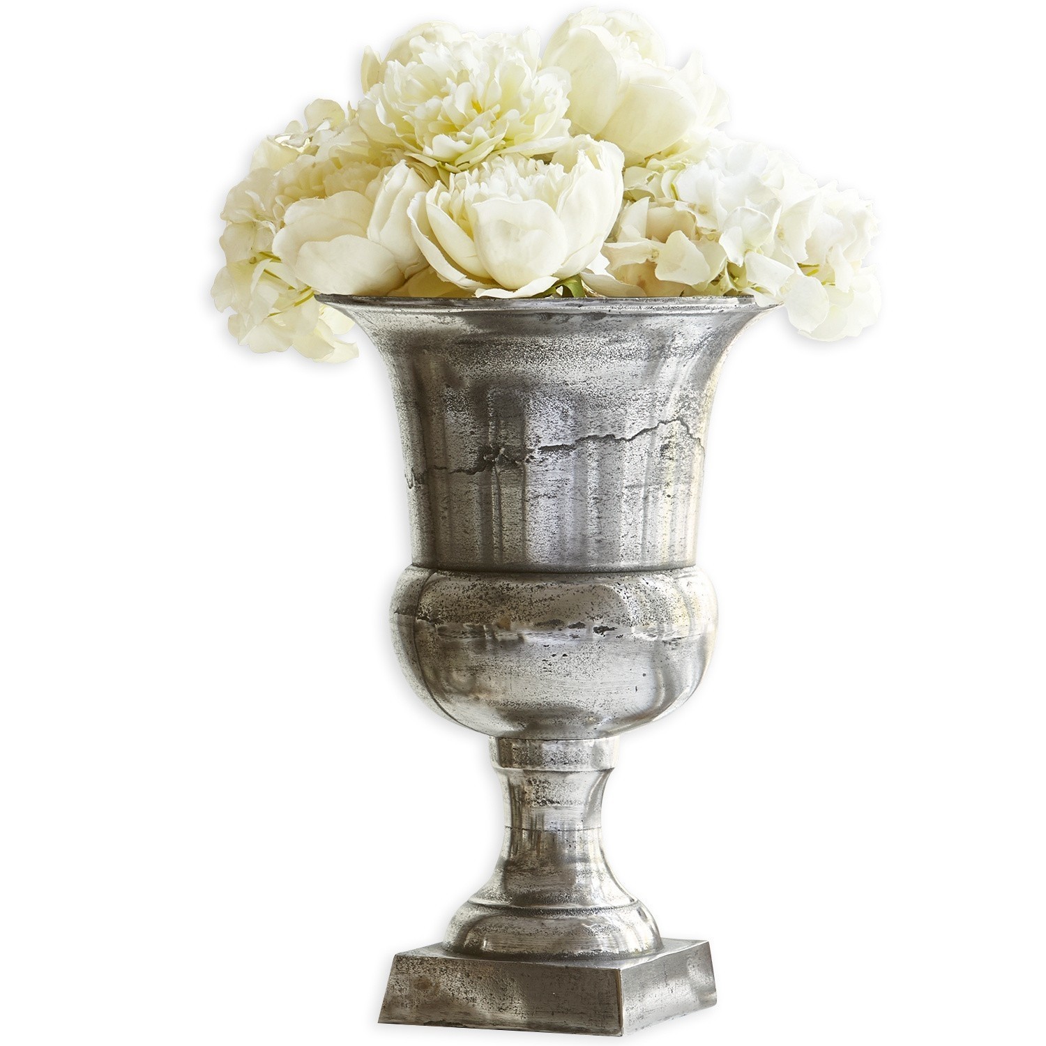 Dekorativer silberner Metallvase mit weißen Blumen für Wohn- und Gartenbereich