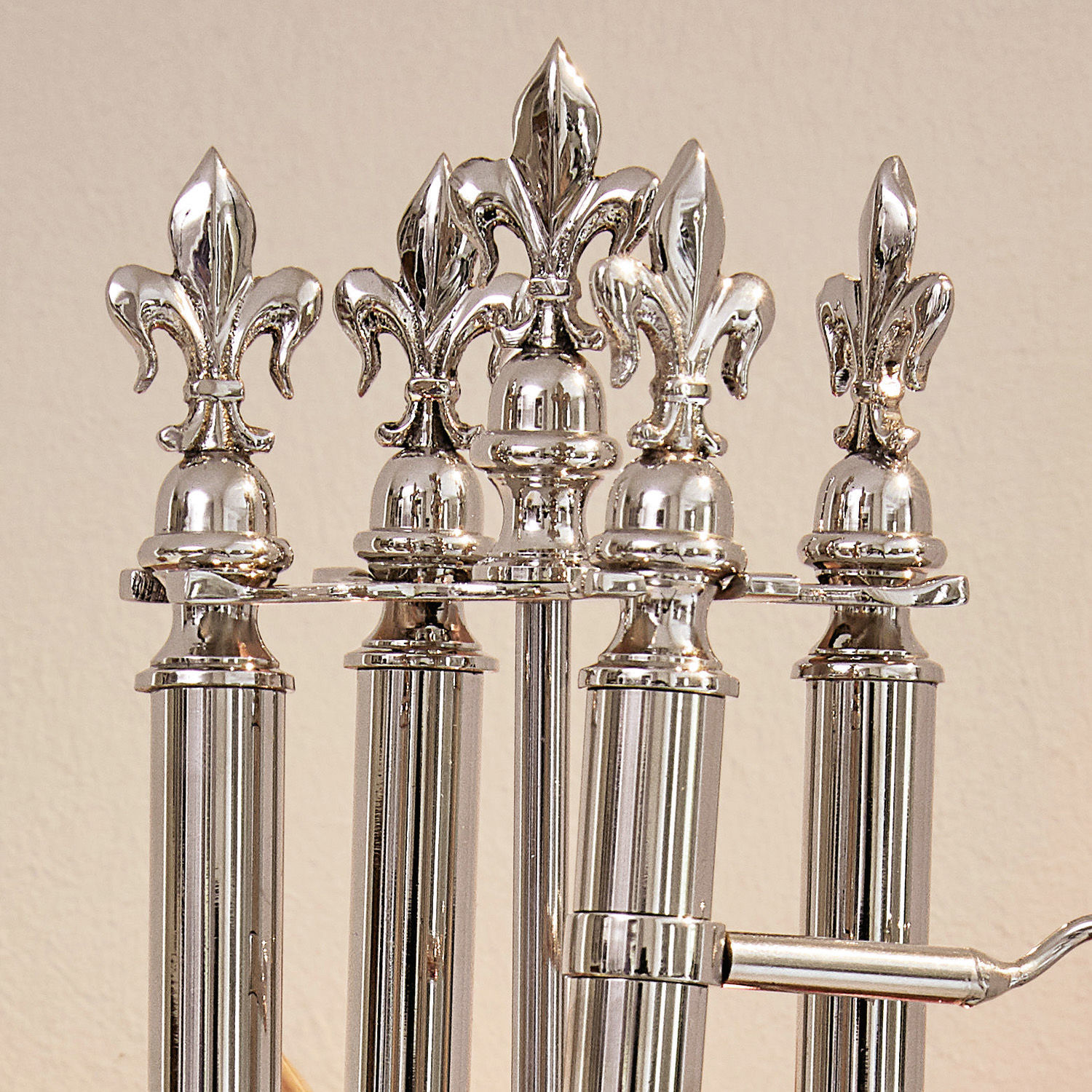 Set aus silbernen Kaminwerkzeugen mit dekorativen Lilienaufsätzen, metallische Kaminzubehörteile