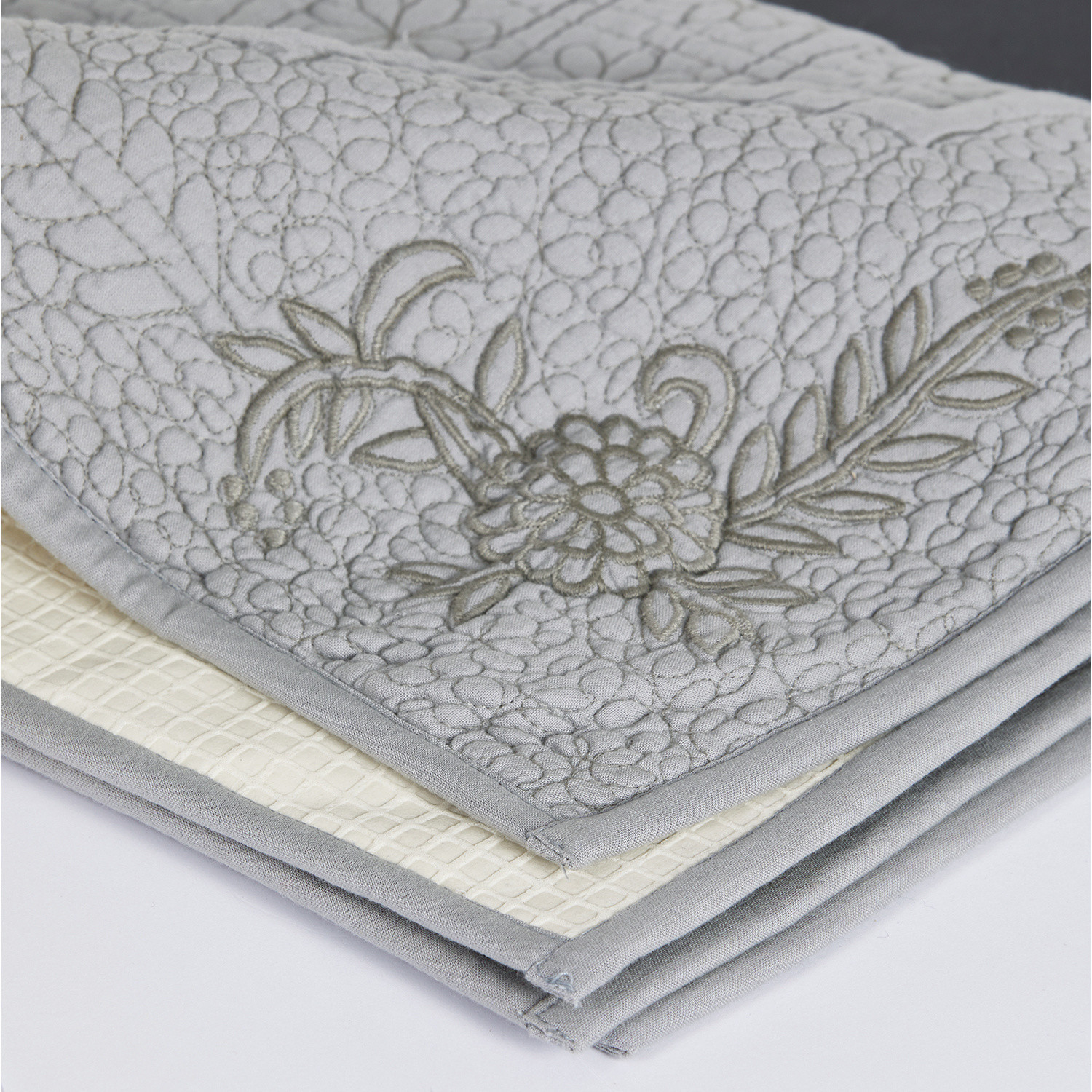 Graue Baumwolldecke mit floraler Stickerei und cremefarbenem Rückseite, dekorativer Heimtextil