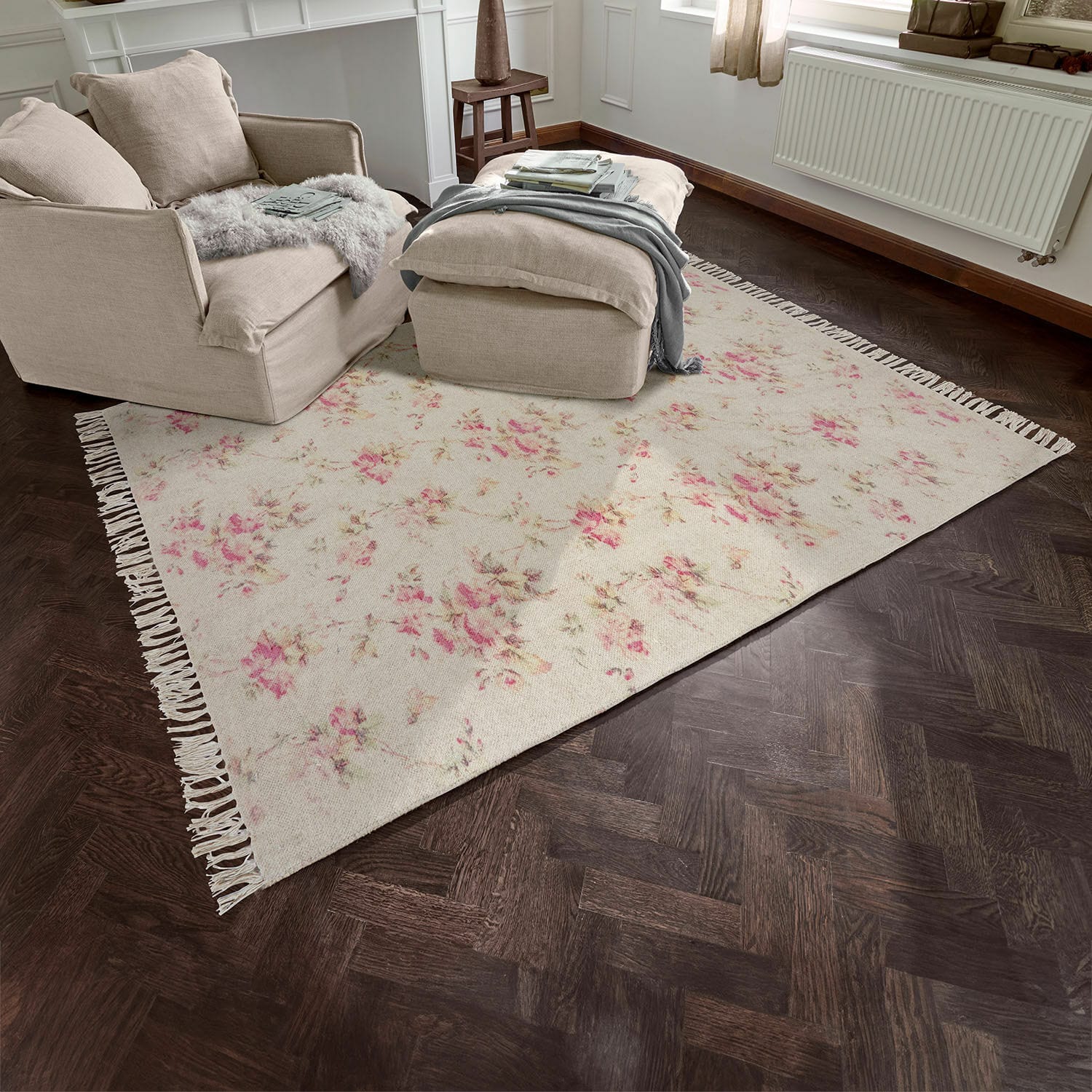Teppich Ingvi Beiger Teppich mit floralem Muster und Fransen auf dunklem Holzboden im Wohnzimmer